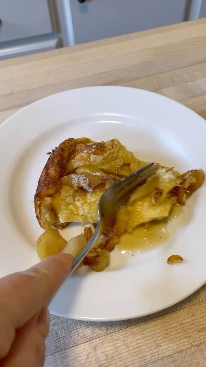 レイチェル・グッドウィンのインスタグラム：「What’s Fall without Dutch apple pancakes? 🍎🍁🥞 Here’s my favorite fail proof recipe by @inagarten Ina always knows what’s up! Enjoy! ♥️💄 #rachelgoodwinmakeup #fallrecipes   Ina Garten’s Dutch Baby 2 Granny Smith Apples (I used my Fujis) 1/2 Stick of unsalted Butter (divided I used Salted because I’m that person.) Two tablespoons of granulated sugar divided  1/4 teaspoon of cinnamon  1/2 cup whole milk Two extra large eggs room temperature  1/2 teaspoon of Vanilla  1/2 Cup of all purpose Flour  1/4 Teaspoon of Kosher Salt Confectioners Sugar  And Maple Syrup for serving」