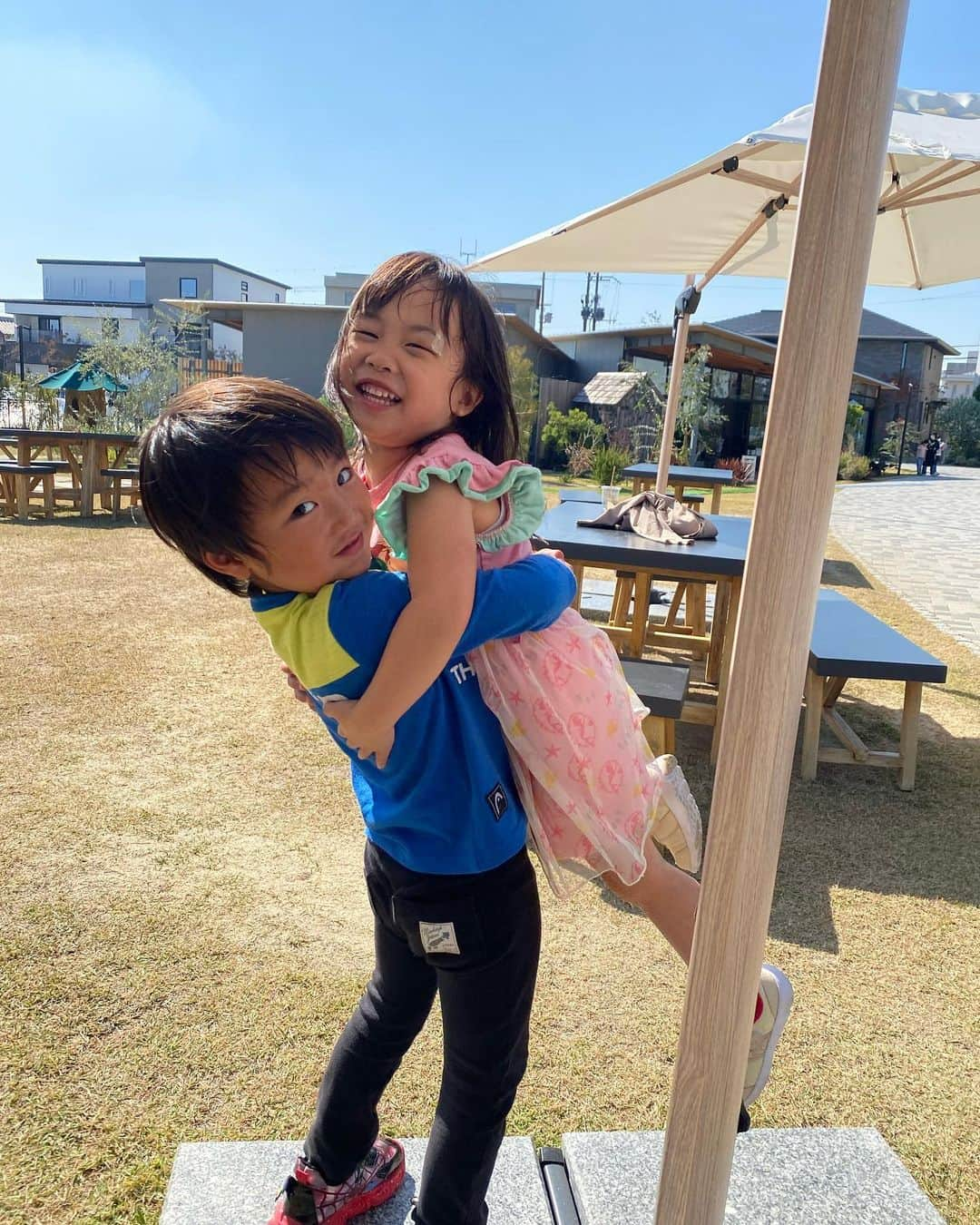 輝良まさとさんのインスタグラム写真 - (輝良まさとInstagram)「・ 3連休❣️ 保育園のお友達と遊んで⛰️ バッタ捕まえて🦗 公園行って🛝 学園祭行って🪅 主人の仕事仲間とBBQして🍖 沢山遊びました😆👍  最後の写真、決定的瞬間でウケた🤣笑 真那人力強いから痛いんよね…😅  #3連休#沢山遊んだ#bbq#決定的瞬間#激写#痛いやつね#レインボーベビー#レインボーベビー真那人#令和元年ベビー#6月生まれ#6月11日#4歳4ヶ月#幼児#やんちゃ#活発#元気いっぱい#可愛い#愛おしい」11月6日 8時35分 - kirahama0703