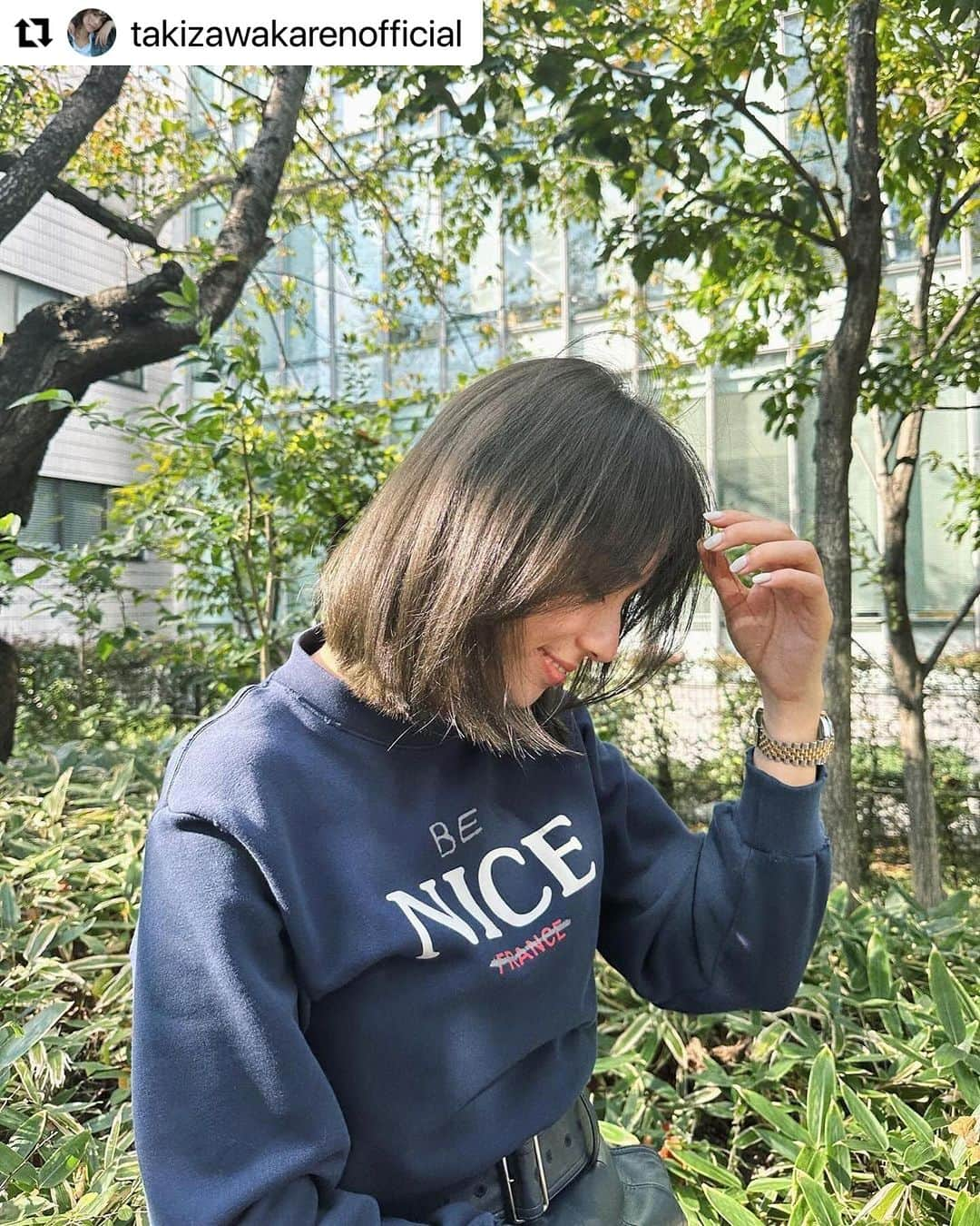 谷口翠彩のインスタグラム：「💇🏻‍♀️💚🩶repost🫶🏻 カレンちゃんの 秋冬支度🍁🌳🌳🍁 久しぶりに色味変えた、オリーブ🫒にグレーと 鎖骨まで伸びてたレングスは少し前にまた肩ギリギリにカットして 顔まわりはたっぷりめのレイヤー🧑🏻‍🎤💚 ありがとう🫶🏻  出勤日時バラバラですがサロンにもいます💇🏻‍♀️  #Repost @takizawakarenofficial with @use.repost ・・・ 天才的色彩感覚上手のみどりさんに髪の毛を冬仕度していただきました⛄️  春から夏までは、優しく温かい気温に合わせてベージュ系グレーでしたり(グレージュ)、ミルク系グレーにしていましたが、今回は冬の寒くて冷徹な気温に合わせて、グレー系オリーブにしています。寒さには寒い色を🩵  ほんとうにお気に入りです🥺  偶然に木があったので一瞬に撮りました♡ 太陽の下の色はより色を生きさせてくれて、 こんなすてきな色だったのか！と胸に嬉しいが溢れ出ます✨✨  この色でこの冬と過ごすのかと思うと、 いまから力強いです🪵  たくさんの冬景色を一緒にみていきます🖼️  色が美しすぎたので動画も撮りました🎥  #滝沢カレン#オリーブベージュ#オリーブグレージュ #オリーブカラー#ボブ#レイヤーボブ#グランジボブ #レイヤーカット」