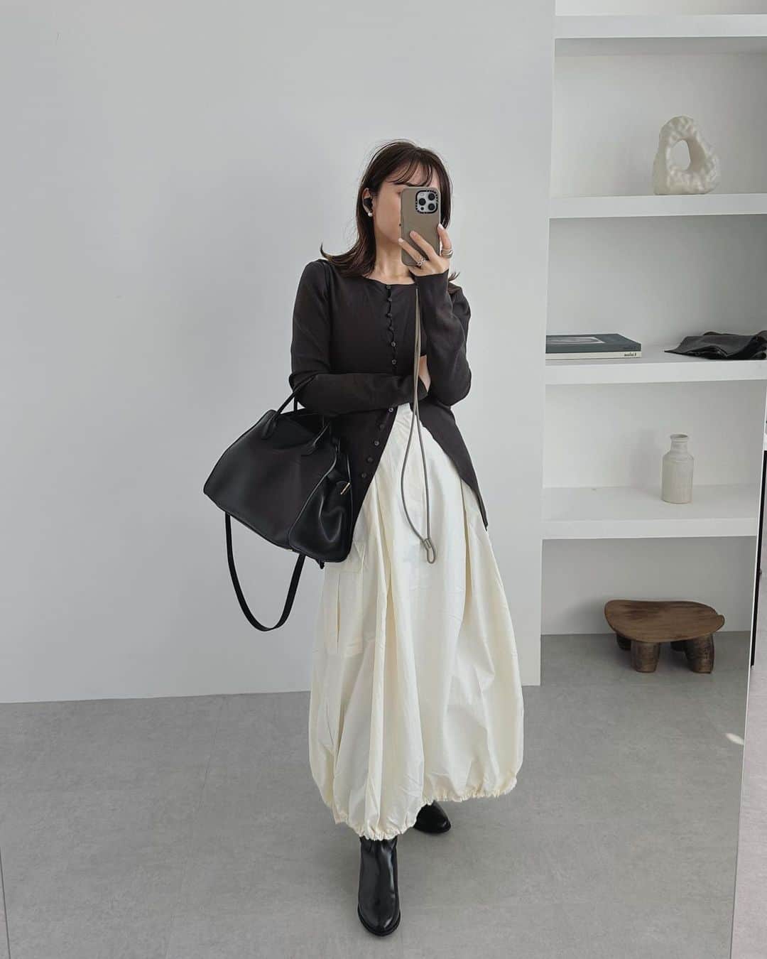 yuさんのインスタグラム写真 - (yuInstagram)「@fmibl_official cargo balloon skirt ・ 形がすごくタイプだったバルーンスカート🫶🏻 ボリュームも控えめで、カーゴデザインも相まって大人なバルーンスカート🎈 ・ ・ tops: #louren skirt: #fmibl bag: #therow ・ ・ #PR#outfit#margaux#153cm #153cmコーデ#ファミル #大人カジュアル#低身長コーデ #バルーンスカート#スカートコーデ #骨格ストレート#30代コーデ」11月6日 8時37分 - yu.rm
