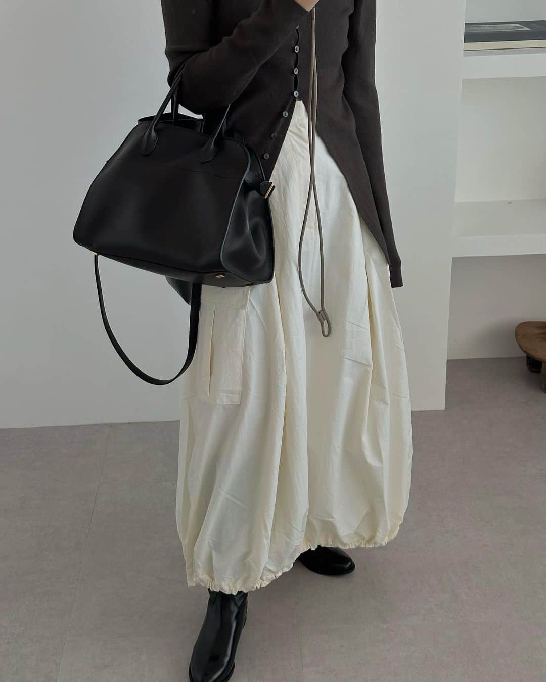 yuさんのインスタグラム写真 - (yuInstagram)「@fmibl_official cargo balloon skirt ・ 形がすごくタイプだったバルーンスカート🫶🏻 ボリュームも控えめで、カーゴデザインも相まって大人なバルーンスカート🎈 ・ ・ tops: #louren skirt: #fmibl bag: #therow ・ ・ #PR#outfit#margaux#153cm #153cmコーデ#ファミル #大人カジュアル#低身長コーデ #バルーンスカート#スカートコーデ #骨格ストレート#30代コーデ」11月6日 8時37分 - yu.rm