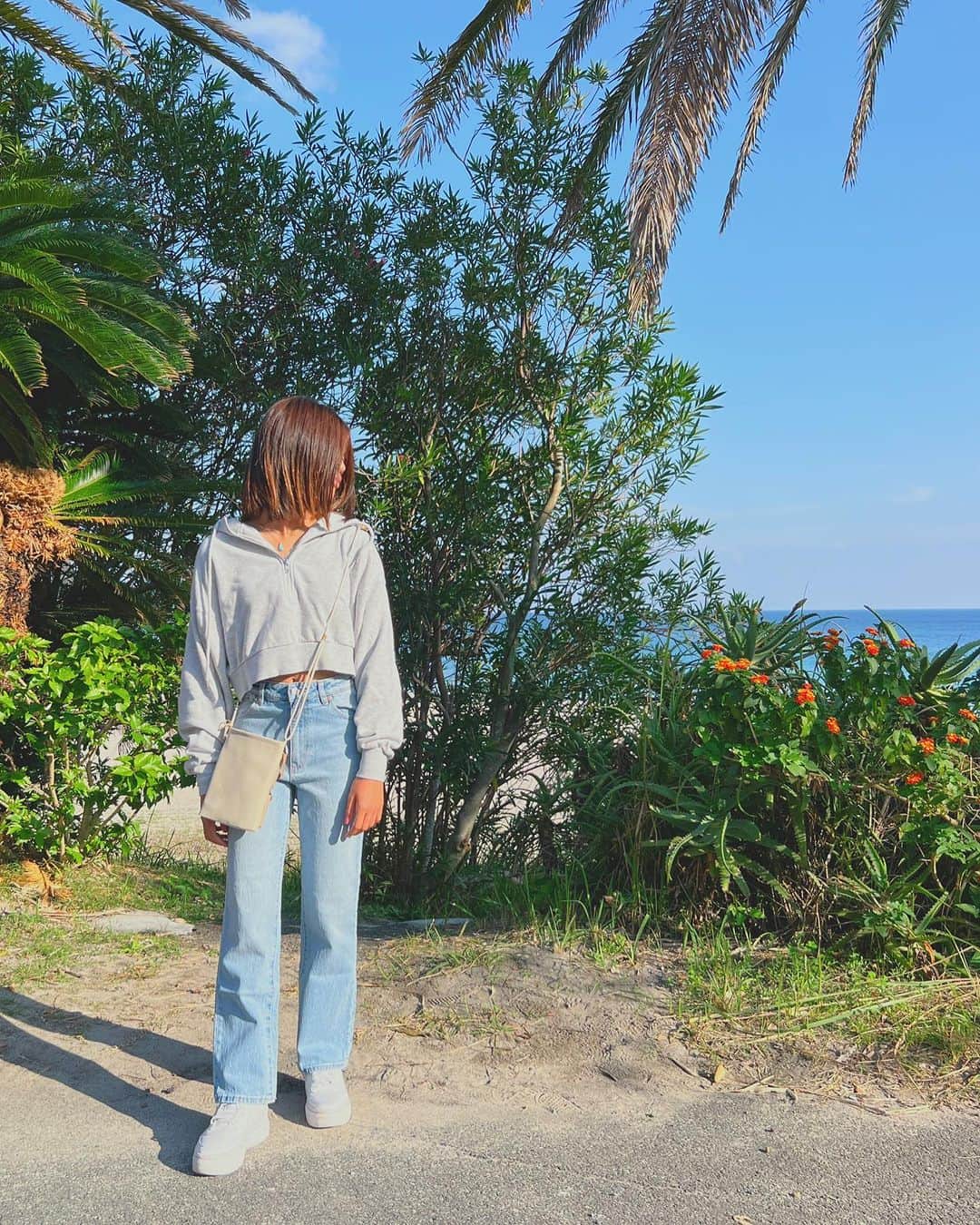 Akane Ogawaのインスタグラム：「おはようございます☀ 今週もよろしくお願いします✨✨  @rollasjeans  形の良いストレート👖✨✨ ストレートの形は、1本持っていると便利です👖 夏の終わりに直ぐにsoldoutしたデニムになります👖  vintage blue 🩵  lether bag Klee handmade ✨✨  #rollasjeans #denim #pinkmafia #pinkmafiasmd #izu #shimoda」