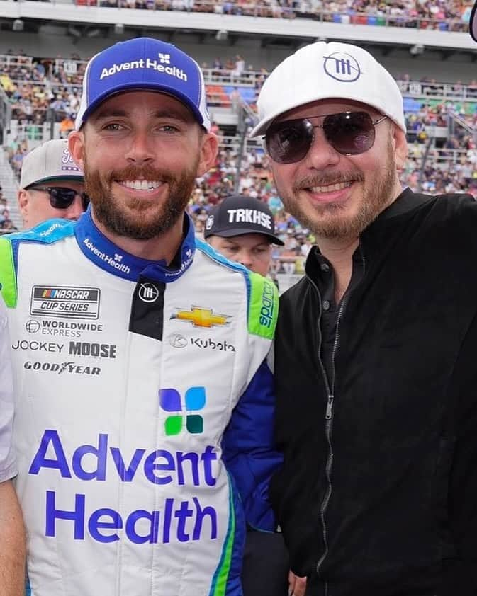 ピットブルのインスタグラム：「Congrats @rosschastain @teamtrackhouse on today’s win and a great season   The house always wins, dale!」