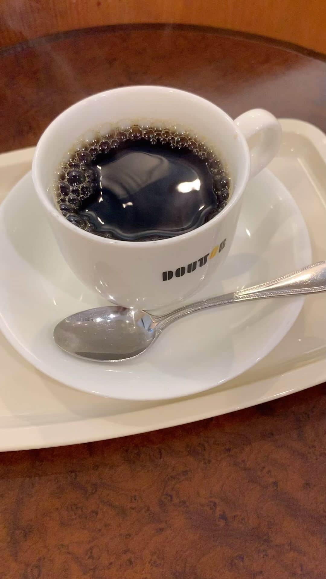 黒沢薫のインスタグラム：「コーヒー解禁。熟考した末、黒沢も村上も大好きなドトールにした。 #instamovie #instacoffee #happy #doutor  #lovelife #ヒアナウ」