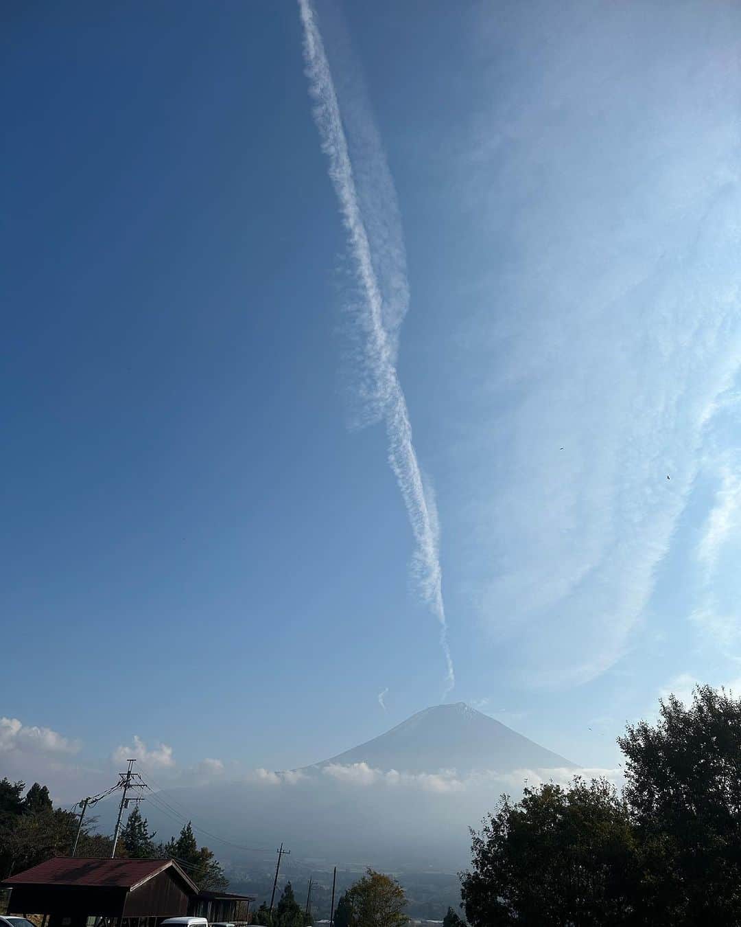 中島史恵さんのインスタグラム写真 - (中島史恵Instagram)「お陰様で富士山🗻イベント お天気にも恵まれて 皆さんと楽しく富士山🗻を前に 今回はどなたでもご参加できる 椅子を使ったヨガをさせて頂きましたぁ😊  そして富士山頂上から立ち雲が☁️ 吉兆の前兆だそうです😊⭐️  マウンテンボートにも初挑戦 させて頂きましたぁ😊 童心ココロが💦もっと滑りたかったぁ！ 今日は１１時から人気の空中&マグマMIX クラスです❤️お待ちしております！」11月6日 8時47分 - fumielove0614