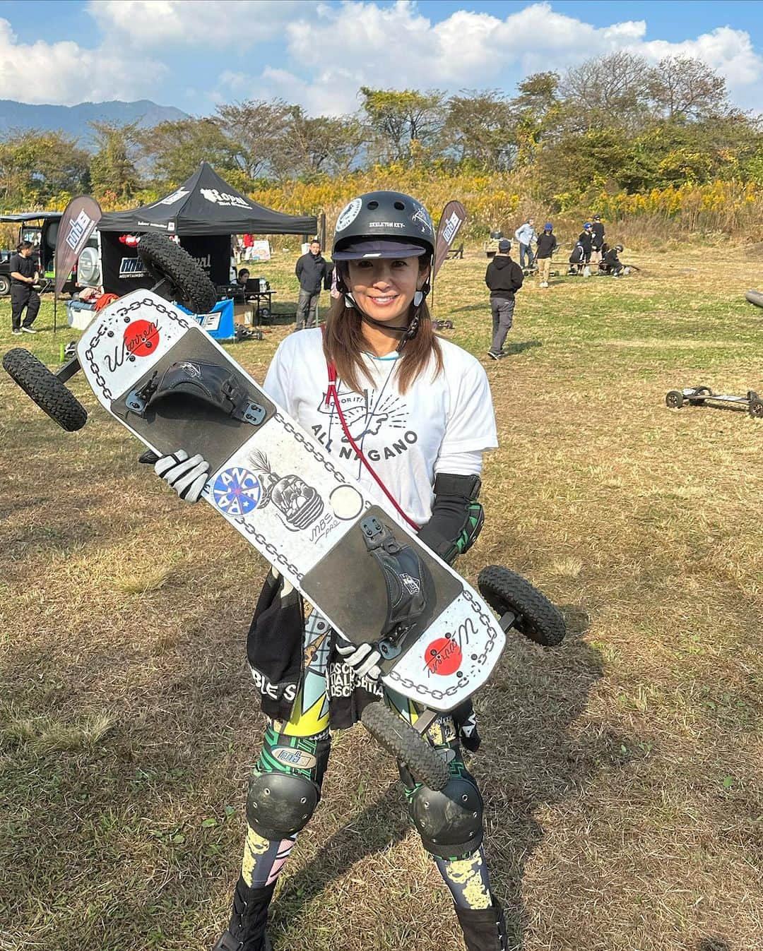 中島史恵のインスタグラム：「お陰様で富士山🗻イベント お天気にも恵まれて 皆さんと楽しく富士山🗻を前に 今回はどなたでもご参加できる 椅子を使ったヨガをさせて頂きましたぁ😊  そして富士山頂上から立ち雲が☁️ 吉兆の前兆だそうです😊⭐️  マウンテンボートにも初挑戦 させて頂きましたぁ😊 童心ココロが💦もっと滑りたかったぁ！ 今日は１１時から人気の空中&マグマMIX クラスです❤️お待ちしております！」