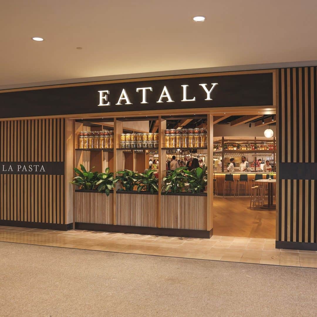 EATALY Tokyoさんのインスタグラム写真 - (EATALY TokyoInstagram)「Welcome to the family,イータリー シャーウェイ ガーデンズ!✨  11 月 2 日にオープンしたカナダで 2 番目の店舗は、レストラン 2 軒、クイック サービス カウンター 5 軒、モッツァレララボ、自家製のイタリア料理とカナダ料理の豊富な品揃えを誇る料理の天国です。 中に足を踏み入れると、100 種類を超えるエキストラ バージン オリーブ オイルとモデナ産の本格的なバルサミコ酢、200 種類以上の職人が厳選したグラニャーノのパスタ、500 種類以上のチーズや塩漬け肉など、幅広いコレクションをご覧いただけます。 トロントの中心部にあるイータリー ヨークビル本店のオープンに続く、トロントで 2 番目のグルメスポットです。 皆様のお越しをお待ちしております💖   #eatbetterlivebetter #eatalysherwaygardens #eatalytokyo #eataly #newopen #eatalyginza #eatalyharajuku #eatalymarunouchi #eatalynihombashi #eatalyshonan」11月6日 8時59分 - eataly.tokyo