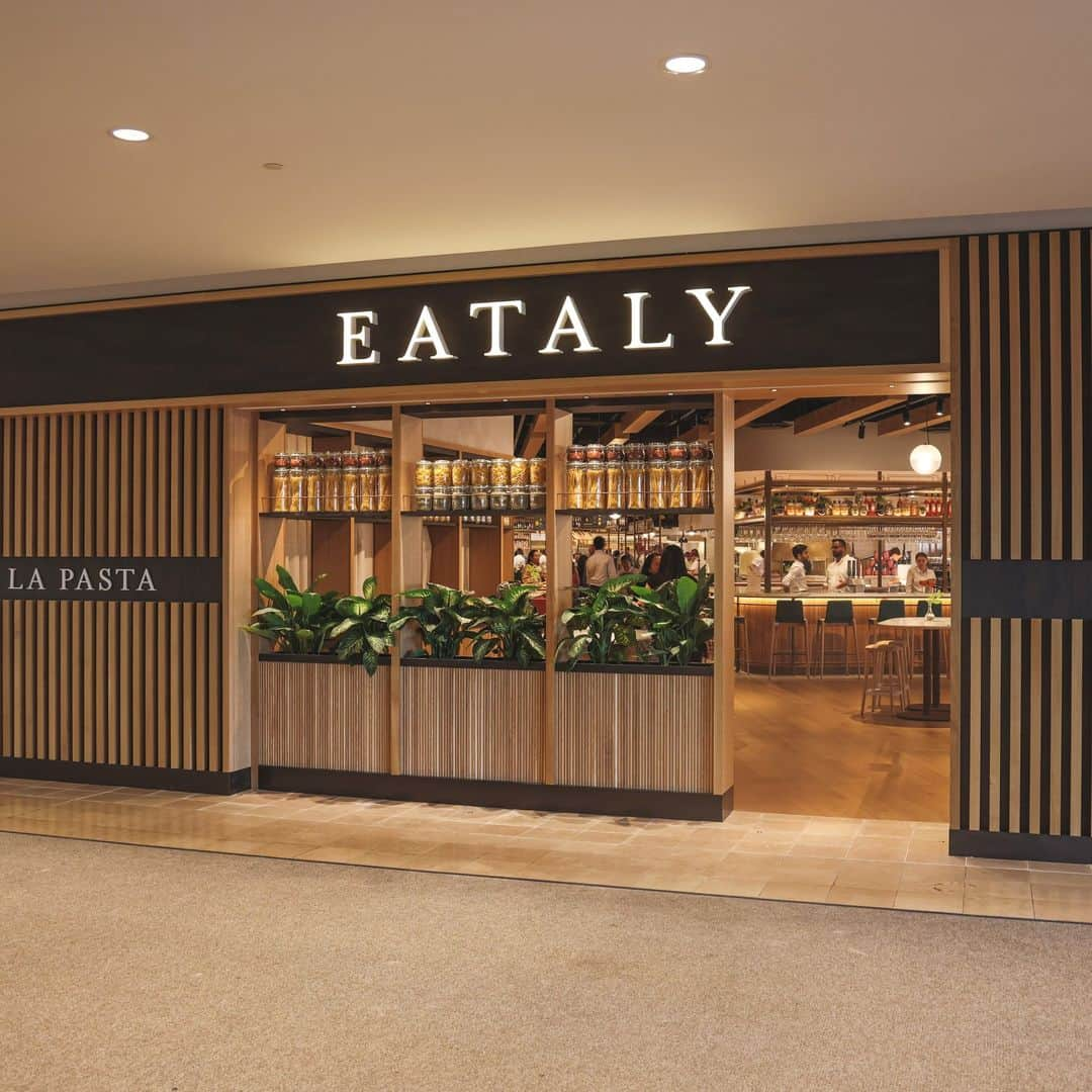 EATALY Tokyoのインスタグラム：「Welcome to the family,イータリー シャーウェイ ガーデンズ!✨  11 月 2 日にオープンしたカナダで 2 番目の店舗は、レストラン 2 軒、クイック サービス カウンター 5 軒、モッツァレララボ、自家製のイタリア料理とカナダ料理の豊富な品揃えを誇る料理の天国です。 中に足を踏み入れると、100 種類を超えるエキストラ バージン オリーブ オイルとモデナ産の本格的なバルサミコ酢、200 種類以上の職人が厳選したグラニャーノのパスタ、500 種類以上のチーズや塩漬け肉など、幅広いコレクションをご覧いただけます。 トロントの中心部にあるイータリー ヨークビル本店のオープンに続く、トロントで 2 番目のグルメスポットです。 皆様のお越しをお待ちしております💖   #eatbetterlivebetter #eatalysherwaygardens #eatalytokyo #eataly #newopen #eatalyginza #eatalyharajuku #eatalymarunouchi #eatalynihombashi #eatalyshonan」