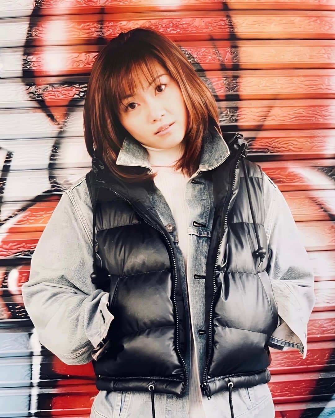 のインスタグラム：「スナップ写真、撮っていただきました、、大学の時にw 仕事始めて初めてのスナップ。 大事に持ってます✨ 宣材写真の素材が色々欲しいのでお写真撮ってもらわないとなんで…どなたかいないかな〜 📷imiya #宣材写真 #スナップ #スナップ写真 #ポートレート #俳優 #タレント #レポーター」