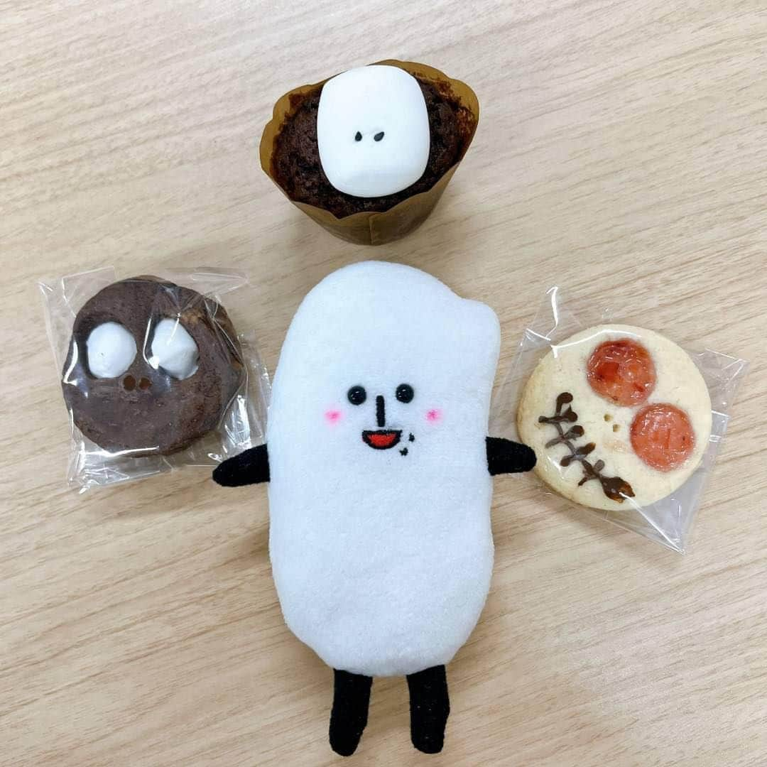 コメ助のインスタグラム：「.  見てみてコメ！🥺💕  コメ友産から ハロウィンの #手作り のお菓子をもらったヨネ❣️  とっっっても嬉しいコメ🎃🎶  みな産にもお裾分けしたいくらい、 愛情がこもっていて💖 とっても美味しかったヨネ☺️  本当にありがとうコメ❣️  #プレゼント #ハロウィン #お菓子 #ラブ #ゆるキャラ #コメ助 #お米」