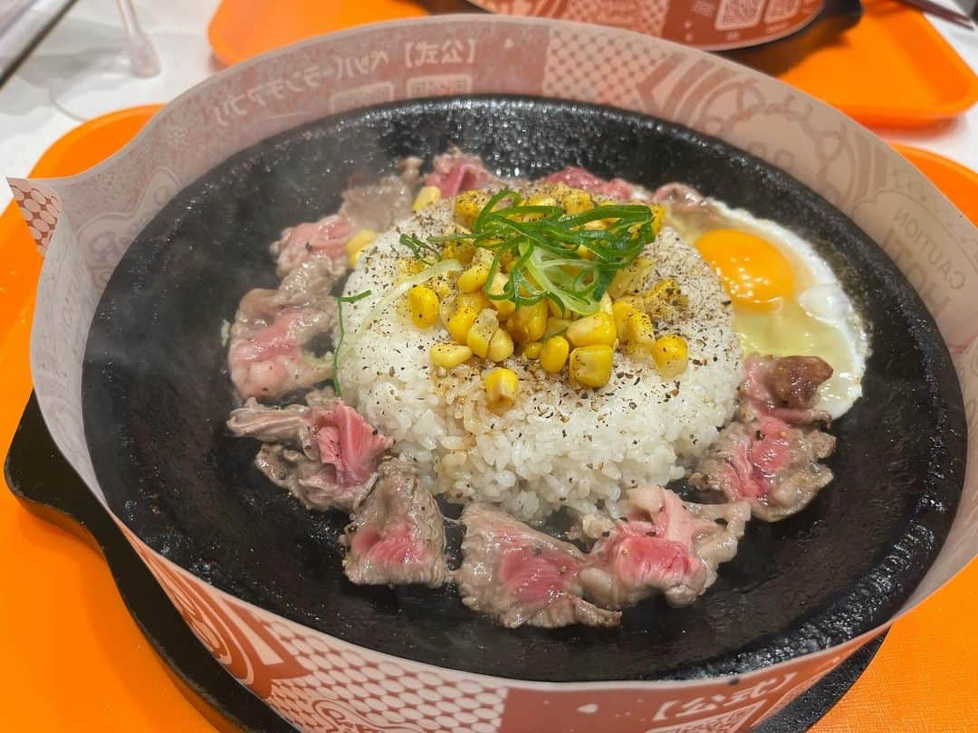 NAOTOのインスタグラム：「昨日初めてペッパーランチへ。🥩 お店の存在は昔から知ってたけど、機会に恵まれず。 色々カスタム出来て、めっちゃ美味しいやーん❗️ 今度ステーキも食べようっと。 でも、ハイボールなかったのが残念（笑） #ペッパーランチ」