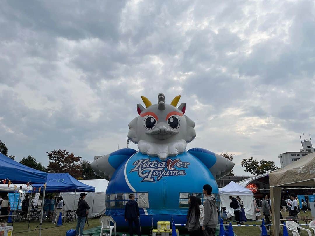 birdのインスタグラム：「MACHI MEGURI 2023 〜CASTLE SONIC〜 @ 富山城址公園  久しぶりに富山へ行くことができました。天気予報が急に変わって雨となっていましたが、ライブ中は雨は降らずに心地よい夜の時間になりました。 集まってくださったみなさん、ありがとうございました！ おいしいご飯、温泉も楽しむことができました。  スタッフのみなさん、お世話になりました。  #MACHIMEGURI #富山城址公園 #富山 #堀越雄輔 #bird」