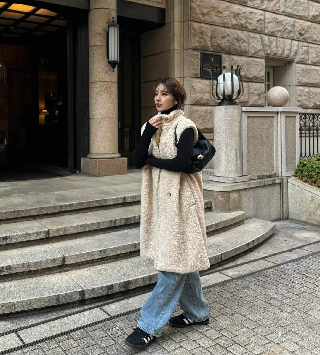 青野未来 / MikuAonoさんのインスタグラム写真 - (青野未来 / MikuAonoInstagram)「. . 🐏🖤  #ootd gilet @ur_rosso @ur_fbyrosso  inner @anuans.official  bag @cafune.official  sneaker @adidasoriginals  . . #PR #ur_rosso  #ur_fbyrosso  #rosso#anuans #2023aw#adidassamba  #ボアジレ#関西ママ#ママコーデ」11月6日 8時57分 - miiikunkun