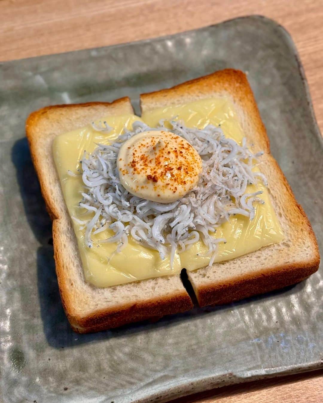 秋山具義のインスタグラム：「「一味マヨ釜揚げしらすチーズトースト」めちゃくちゃ美味しかった！  #しらす創り七代目山利 #グギメシ #具義パン2023」
