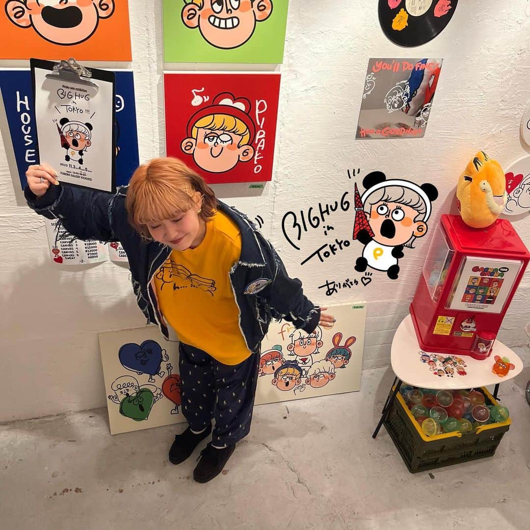 Pirakoのインスタグラム：「BIGHUG in TOKYO 無事終了しました🗼♡  東京ではちゃんとした個展ってのは 割と初めてでドギマギしておりましたが やっぱりみんな暖かくて 可愛いの声で会場が溢れてるのを目の前にして 勝手にしんみり🥲😌❤️  近くからも遠くからも来てくださった皆様 遊びに来てくれた愛するお友達たち 素敵な場所を提供してくださった @yumeno_gallerykichijoji さん  みんなみんなありがとうございました💌  吉祥寺もとっても素敵な街で大好きになった🙊 また会える日まで元気でね！ BIGLOVEダヨ〜〜！！🫰」