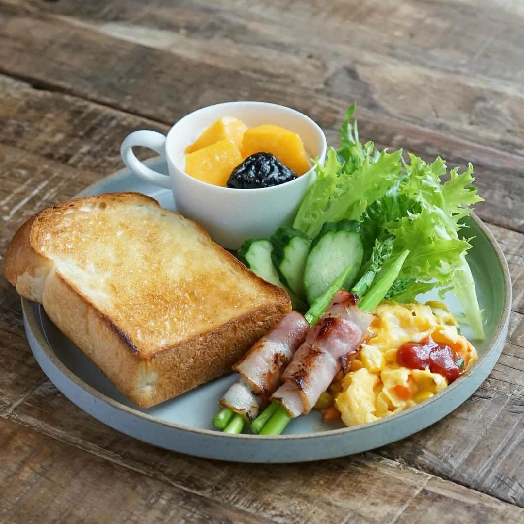 のインスタグラム：「🌱2023.11.6（月）☁️ ✽.｡.:*・ﾟ #いつもの朝ごはん ⁡ 月曜スタート 今朝はどんより曇り空... 今週も頑張ろう！ ⁡ menu📝 ▪︎ トースト ▪︎ スクランブルエッグ ▪︎ アスパラベーコン ▪︎ ヨーグルト（マンゴー・プルーン） ⁡ ⁡ ⁡ ........The end 🍴☕️ #hiroponの朝ごはん #hiroponのワンプレートごはん #朝ごはん #todaysbreakfast #朝ごパン #朝時間 #朝食 #モーニングプレート #breakfast #ワンプレート朝ごはん #パンのある暮らし #パン大好き #おうちごはん #おうちごはんLover #おうち時間 #フーディーテーブル #マカロニメイト #バランスの良い食事 #カフェ風モーニング #パンスタグラム #snapdish #macaroni #lin_stagrammer #locari_kitchen #ダノンビオ ・ ⁡」