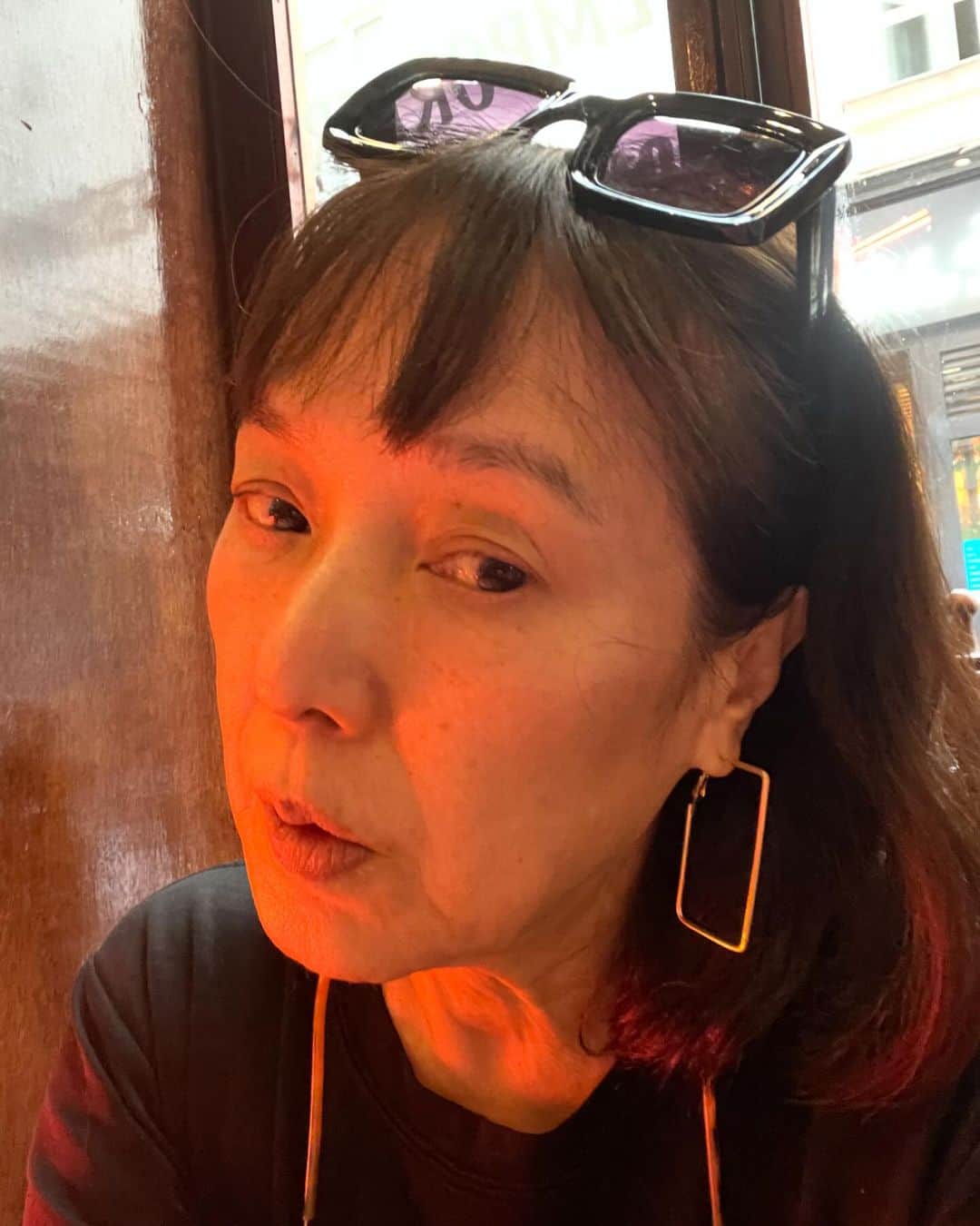 桃井かおりのインスタグラム：「今我ら断捨離中にて、、”何も買わない！”と宣言したんだが🥹”イヤリングとサングラスは？買い物には入らないでしょ？”旦那にはラグビーワールドカップＴ‼️無理矢理買わせてチャラ #パリ」