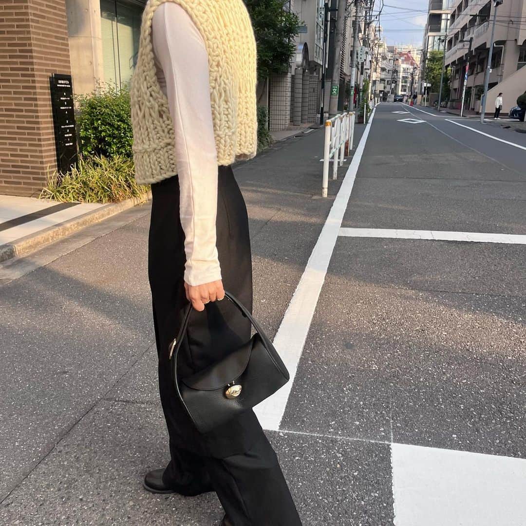 花見菜月のインスタグラム：「new bag @cafune.official  凄く使いやすくてお洋服をより良く見せてくれる♥︎ お気に入りです😌  #mycafune #カフネバッグ」
