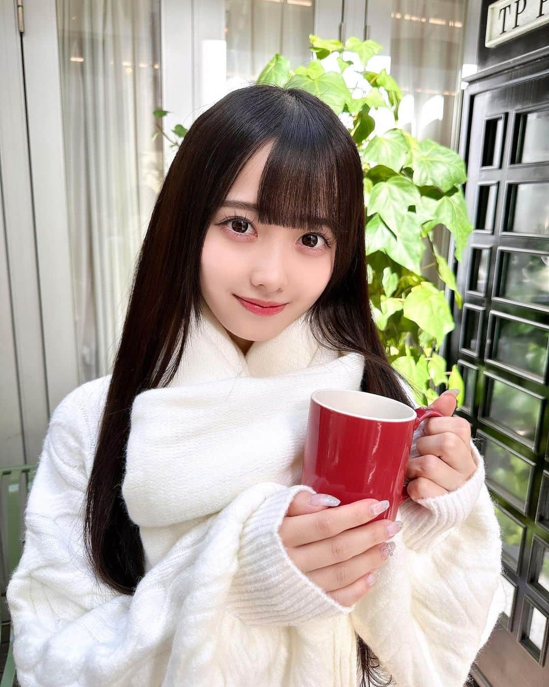 松本ももなのインスタグラム：「彼女感好き？☕💭💕 ブレイクタイムしちゃお🫶🏻  ニットとマフラーは 可愛く見えるアイテムかなぁ♡  #PR #酪農応援プロジェクト #高嶺のなでしこ #いつか私がママになったら #ミルクティー #milktea」