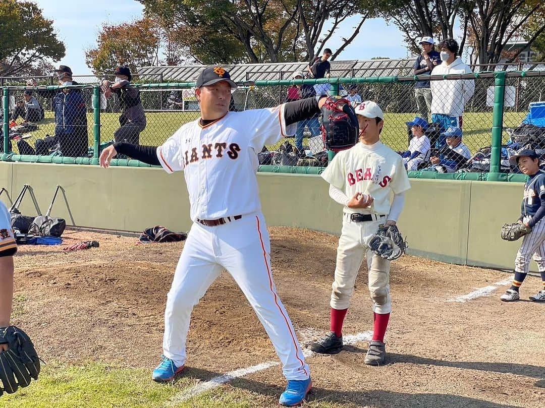 高木勇人さんのインスタグラム写真 - (高木勇人Instagram)「昨日は球界のレジェンドの方々とのイベントで愛知県豊川市で久しぶりのジャイアンツのユニフォームを着ました！！ いろんな方が応援に来てくれました！ ありがとうございます！ 午前中に子供たちに野球教室で指導をして、昼から野球の試合をしました！ 先発で2回投げさせてもらいました。 結果は点は取られてませんが、軟式を投げる事に手こずりながらなんとか投げきる事が出来ました！ そしてレジェンドの皆さんと同じチームで出来た事は自分の自慢です。 またすぐに次は平塚市でレジェンドの方々と一緒出来るのでそれまでにしっかり軟式球の練習します！笑 豊川市の方々との交流も出来て本当にいい経験出来ました！  #高木勇人 #ドリームチーム #豊川市 #楽しかった」11月6日 9時14分 - hayatotakagi4749