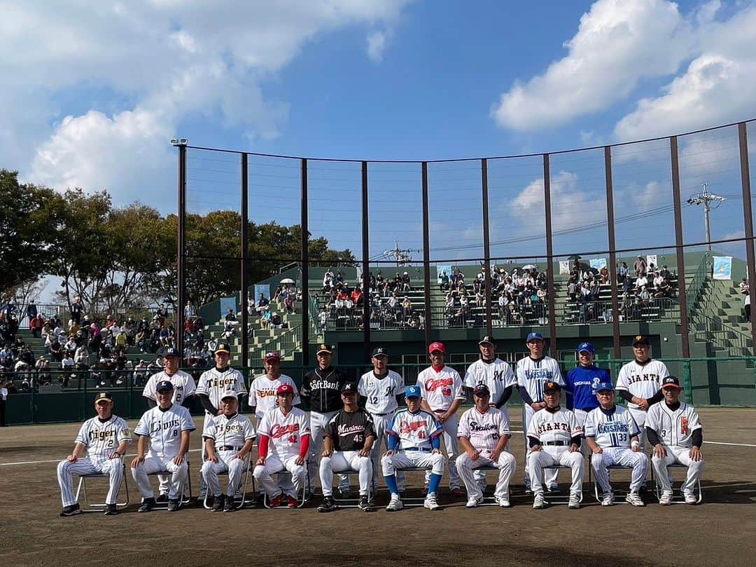 高木勇人のインスタグラム：「昨日は球界のレジェンドの方々とのイベントで愛知県豊川市で久しぶりのジャイアンツのユニフォームを着ました！！ いろんな方が応援に来てくれました！ ありがとうございます！ 午前中に子供たちに野球教室で指導をして、昼から野球の試合をしました！ 先発で2回投げさせてもらいました。 結果は点は取られてませんが、軟式を投げる事に手こずりながらなんとか投げきる事が出来ました！ そしてレジェンドの皆さんと同じチームで出来た事は自分の自慢です。 またすぐに次は平塚市でレジェンドの方々と一緒出来るのでそれまでにしっかり軟式球の練習します！笑 豊川市の方々との交流も出来て本当にいい経験出来ました！  #高木勇人 #ドリームチーム #豊川市 #楽しかった」