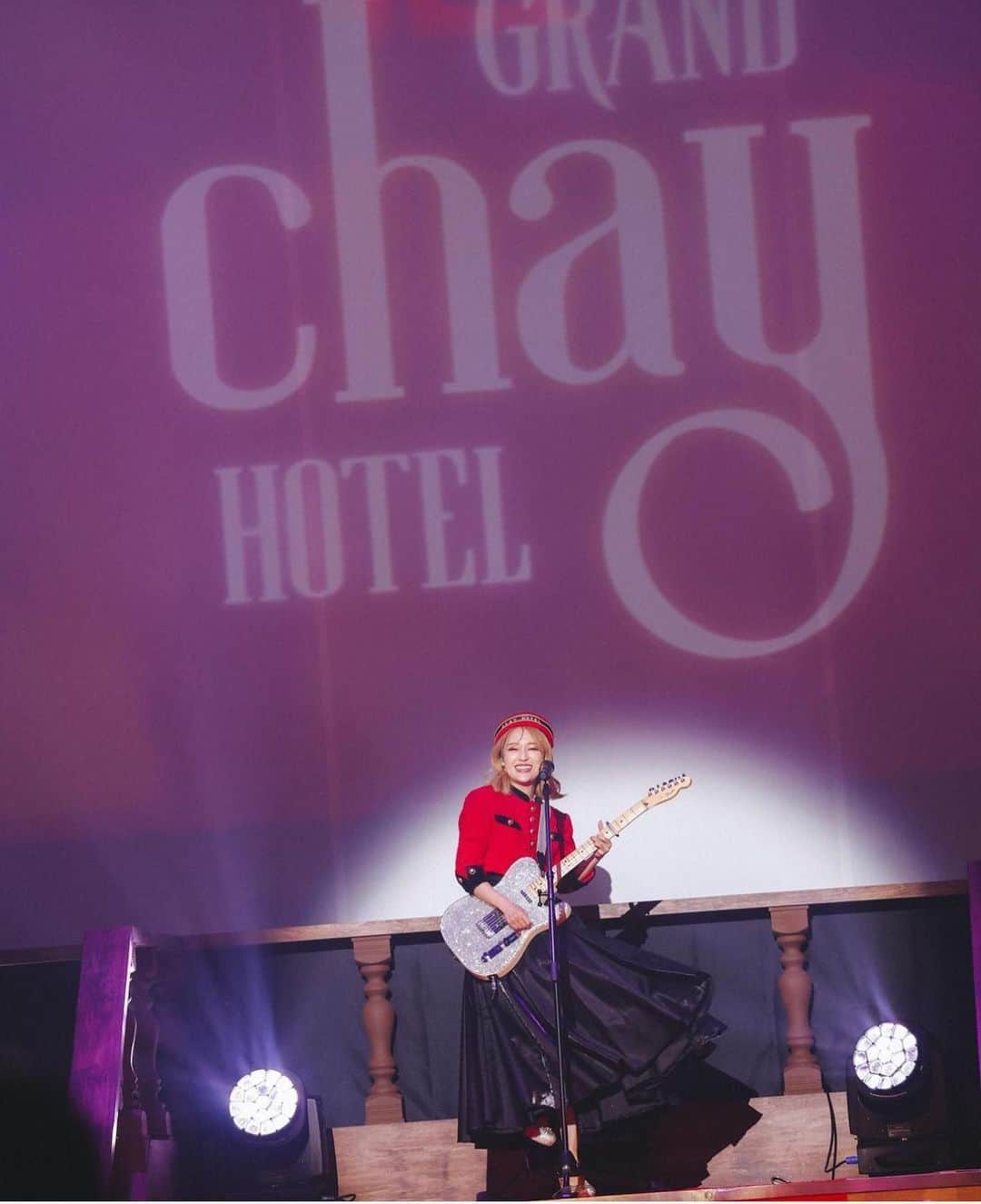 野口和弘さんのインスタグラム写真 - (野口和弘Instagram)「@chay1023_official ちゃん初ブリーチ✌️ 10周年Liveのファイナルに行った方はびっくりしたと思うけどサプライズで金髪披露でしたね😊 好評みたいで良かったです！！ 一応この日だけ限定のつもりだったけど、周りの反応が良すぎるのと本人も気に入ったみたいでもうちょい延長するかもらしい笑 兎にも角にも気に入ってもらえて安心しました😂 . . . . #chay #cieca.#ciecashibuya#hairstyle#haircolor#fashion#hairarrange#ショートボブ#ショートヘア#ボブスタイル#グラボブ#ボブウルフ#インナーカラー#ハイライト#ハイトーン#ブリーチ#グレージュ#ヘアアレンジ#グラデーションカラー#シースルーバング#ヘアカラー#ヘアカタログ#ヘアセット#外国人風#表参道#原宿#美容室#헤어스타일#단발머리」11月6日 9時26分 - cieca.noguchi