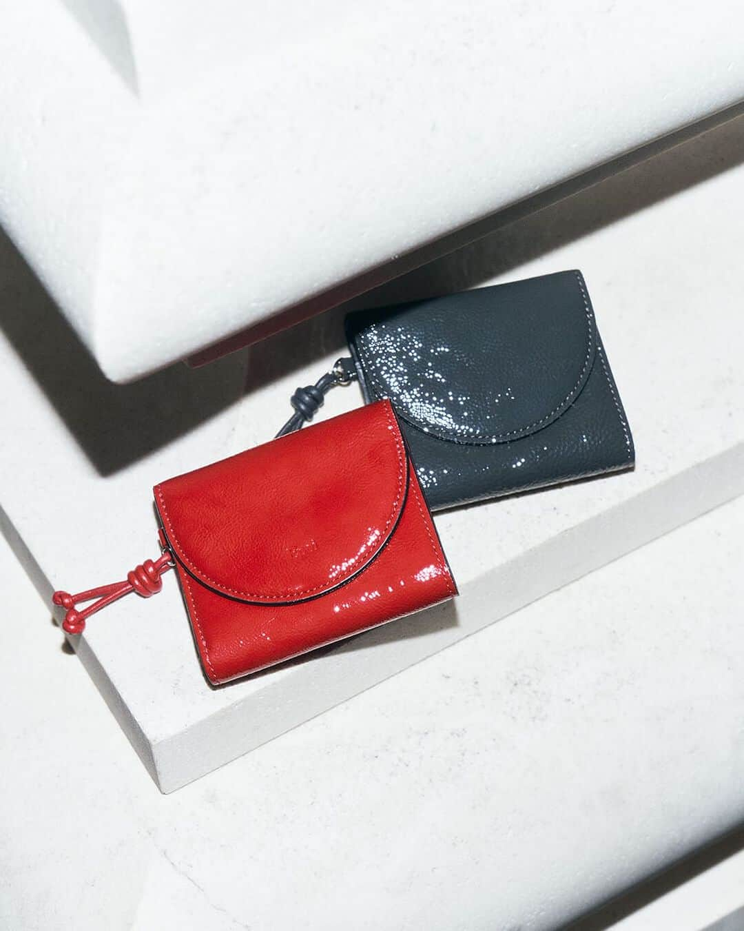 エポイのインスタグラム：「．Ripple  ． #Epoi #23aw #Ripple #enamel #epoicolors #red #grey #madeinjapan #fashion #omotesando #umeda #marunouchi #japan #leather #bag #wallet #エポイ #日本製 #革 #リプル」