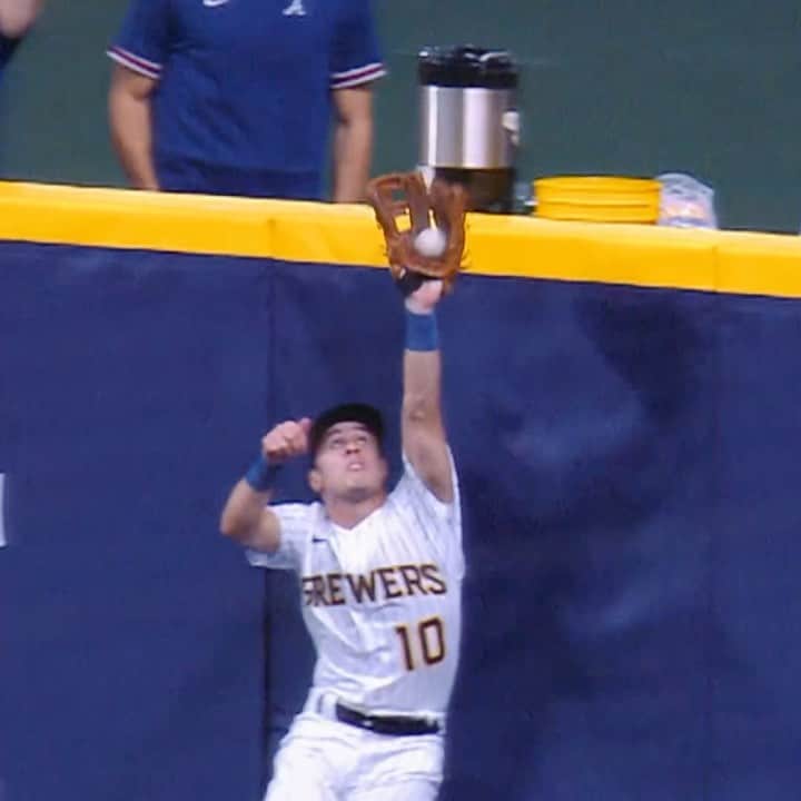 ミルウォーキー・ブルワーズのインスタグラム：「Who needs a Gold Glove award when you have defense like this?」