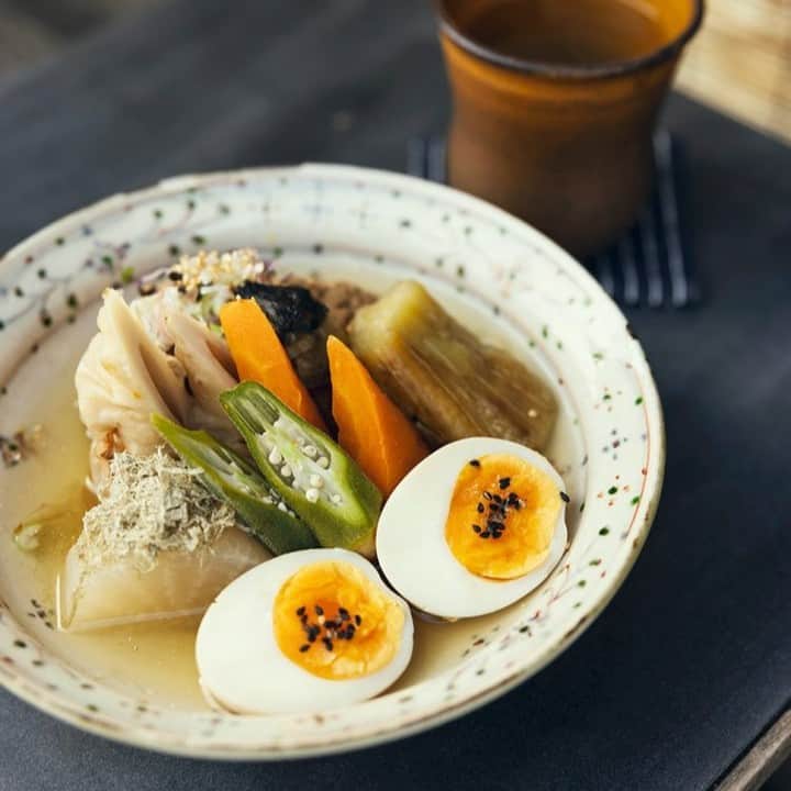 のインスタグラム：「旬の野菜入りのおでん盛り1078円はその日のオススメのタネがゴロリと。  記事「タブラ奏者・ユザーン、故郷の川越を歩く～続けること、変わらないこと」より。  #さんたつ #散歩の達人 #川越 #ユザーン #おでん #居酒屋 #日本酒 #ビール #焼き鳥」