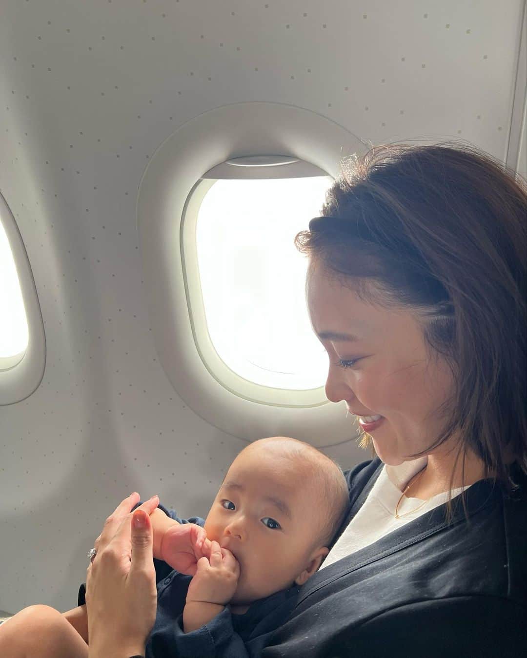 Risako Yamamotoのインスタグラム：「Trip to Korea🇰🇷✈️  初めての飛行機、無事に過ごせました♡ ここ1週間ほとでスタイが必要になってきて、スタイデビュー♡🦭  #korea #韓国旅行 #赤ちゃん連れ旅行 #新米ママ」
