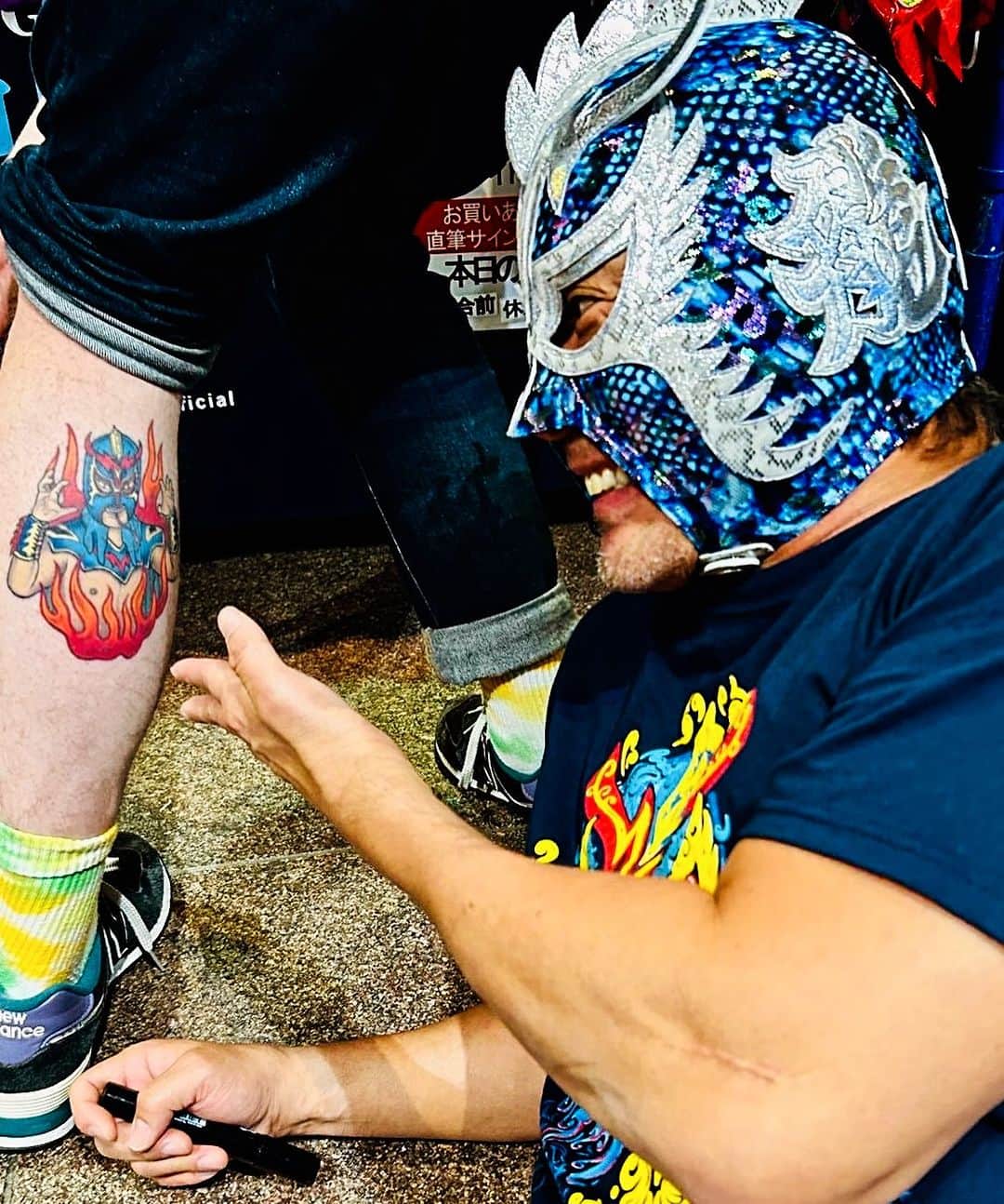 ウルティモ・ドラゴンのインスタグラム：「5 Nov Dragongate in Osaka   @dragongate_pro  @toru.kido  @ud_tiendaoficial  #tatto  #タトゥー  #海外のファンの方が」