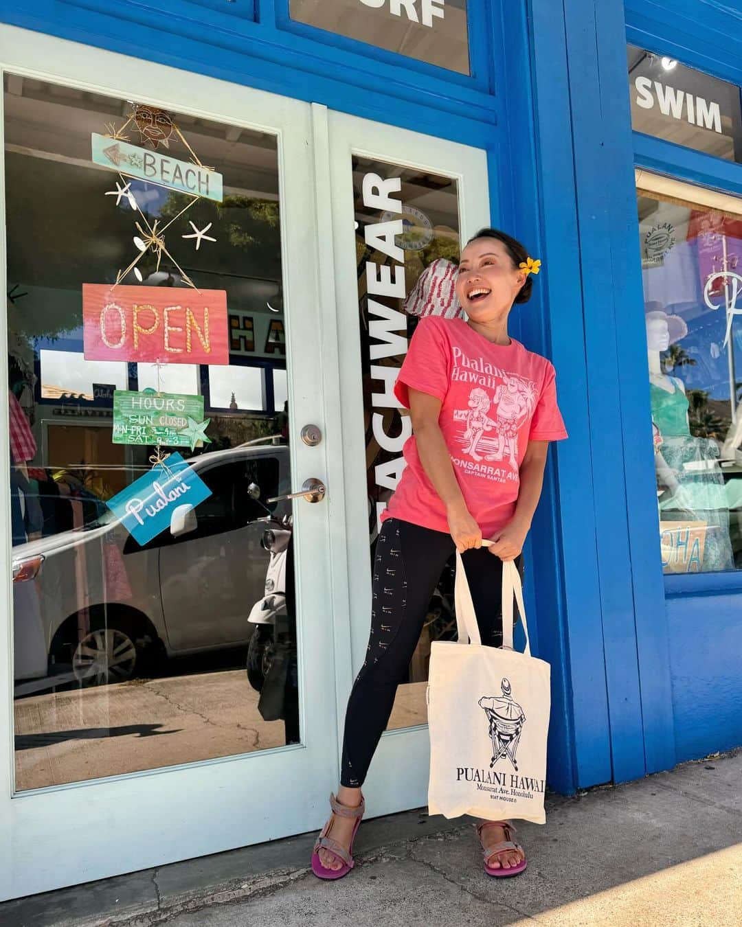 Pualani Hawaii Beachwearのインスタグラム：「コラボバッグご購入第一号は、エリ先生でした〜🌺  追加でキャプテンサンタTシャツのコーラルSサイズもご購入いただきました🥰  可愛い〜🫶🏼 MAHALO !!  ■販売価格　42ドル ■サイズ　S・M・L・XL（男女兼用） ■販売店舗　プアラニ・ハワイ・ビーチウェア（モンサラット店） ■販売サイト　pualanibeachwear.com（日本への発送可能）  送料は通常通りお買い上げ金額が300ドルまで一律35ドルとさせていただくことになりました。 Tシャツが一枚のみであれば20ドルでお送り可能ですが大変割高です。割高でも構わないから一枚だけの発送をご希望という方はご購入前にこちらまでご連絡ください。contact@pualanibeachwear.com  ※製品情報・コラボ企画に関する詳細は、@pualani_monsarrat InstagramプロフィールURLにございます。  #ハワイ限定 #hawaii #ハワイ #ハワイ旅行 #ハワイ土産 #ハワイ好きな人と繋がりたい #ハワイ購入品 #ハワイ好き #ハワイ暮らし #ハワイ情報 #ハワイお土産 #aloha #ハワイ旅 #ハワイ限定品 #ハワイショッピング#モンサラット#プアラニハワイ#ボートハウス#キャプテンサンタ#モンサラットアベニュー#プアラニハワイビーチウェア」