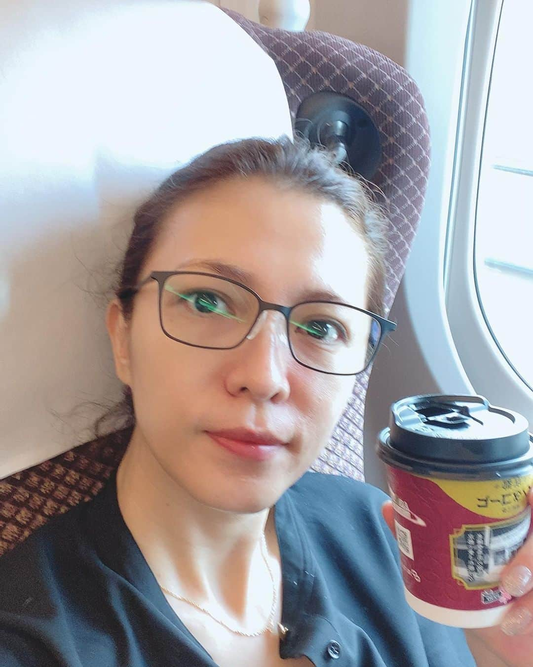 安蘭けいのインスタグラム：「今日は、ある仕事で大阪に向かっています🚄 曇っていたので富士山は見えませんでした🥲 だから仕方なく私の写真を📷 新幹線は今月からワゴンでの販売がなくなり、QRコードで注文すると商品を持ってきてくれるというシステムになりました。確かに、ムダがなくなったのかな🧐 でもやっぱり、なんとなく、システマティックで寂しい感じもするな😟 コーヒーは ということで、また今日のことは告知しますね☺️🎵  #新幹線　 #最新車両 #快適だぁ #昔は飛行機が好きだった #今はのんびり景色を見ながらの移動が好き #もちろん駅弁持参 #撮り忘れました😓 #テーマソング変わったね #まだ慣れない」