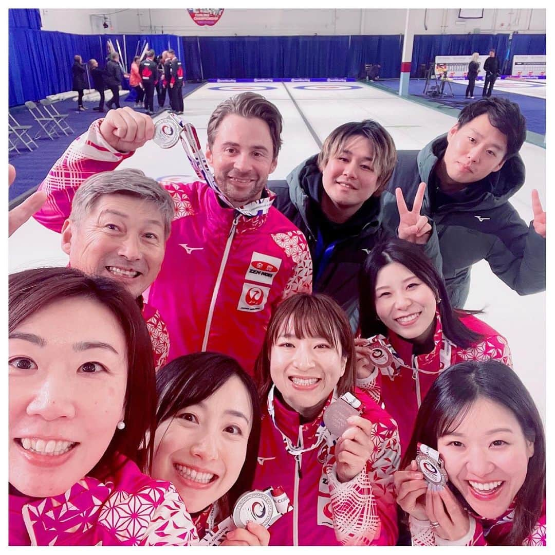 吉田夕梨花のインスタグラム：「. PCCCは銀メダルでした🥈 . . 現段階のベストだったと思います！ 男子チームは昨年からのランクアップのメダル獲得！おめでとう㊗️ またすぐ移動して、今回のカナダ遠征ラストのグランドスラムに向かいます✈️ . . . たくさんの応援をありがとうございました！ . .  축하합니다🏆 @curling_team_gim  . . #PCCC #日本代表 #ロコソラーレ #kelowna」