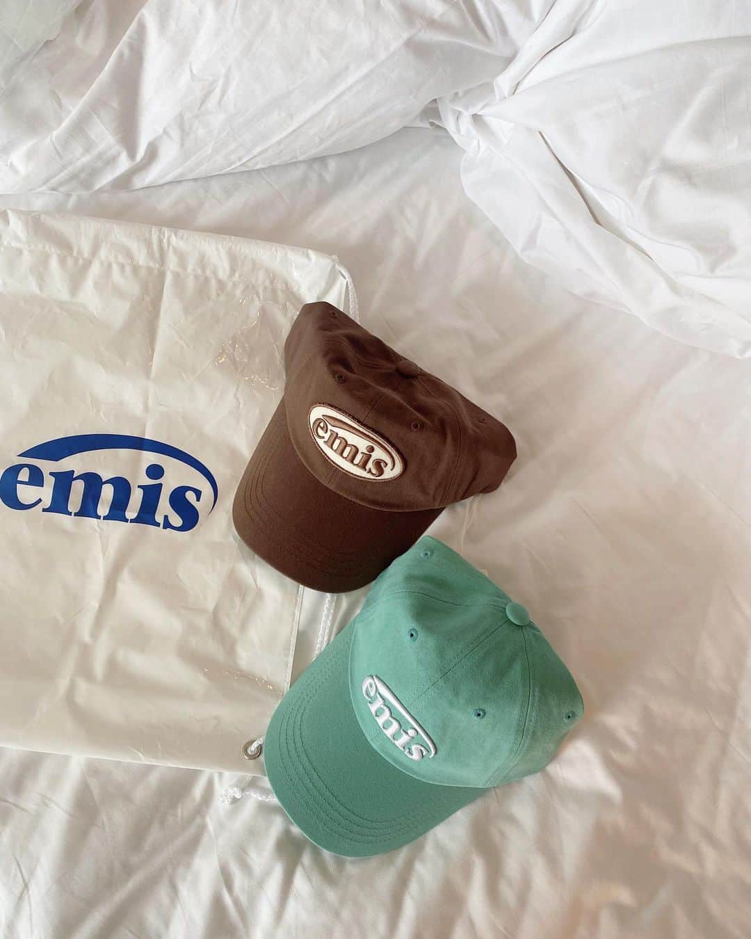 福長優のインスタグラム：「💫 ブラックも欲しかったけど 売り切れだった🧢 買ってる最中にも どんどん完売してて 大人気だったな💚🤎  #emis」