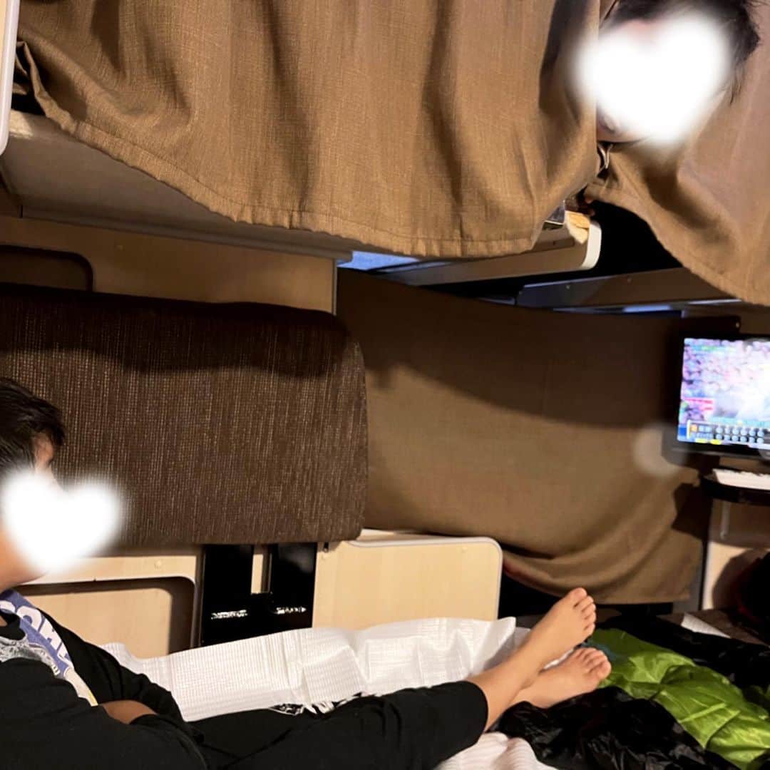 青木裕子さんのインスタグラム写真 - (青木裕子Instagram)「3連休は家族で初めてのキャンピングカー旅！  香川〜徳島〜ちょこっと兵庫（淡路島）に行ってきました。  予想通り子供達は大興奮！  初なので欲張りすぎずのんびりめぐり、 宿泊は綺麗なRVパークを予約していたので快適で、  家族みんな大満足でした。  そうそう、 キャンピングカーだと、テントでのキャンプより勉強がちゃんとできたのも、私の心が穏やかだった理由かも（笑）  夜はキャンピングカーで日本シリーズを観るという贅沢も^_^←3枚目  #四国旅 #キャンピングカー  #運転は夫 #テンション上がるわーって言ってました」11月6日 9時56分 - yukoaoki_official