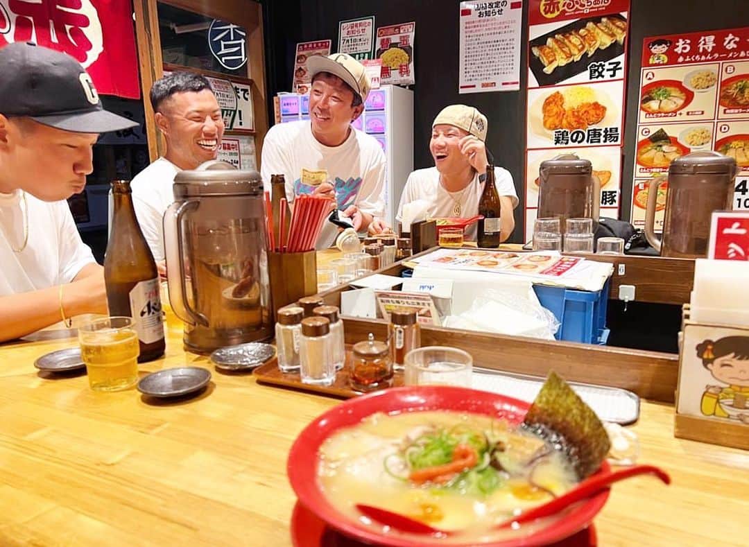 MOCAのインスタグラム：「. . 昨日の激励回りの後のラーメン🍜 . . 個人の手売りチケットは、 2063枚を超えました。 . この4ヶ月で、 影の戦いをともにしてくださった方々がいる。 . . 楽しみながら、もがきながら。 . . 本当にありがたいし、 何より心強い。 . . 全体のチケットはというと、 23800枚を超え 残り1200枚となりました🔥 . . この時点でも凄いよ。。。笑 . . でもしかし、 絶対完売させるでー！！！！ . . タイガースが日本一になった年に、 我々が甲子園でLIVEできるのも 不思議な巡り合わせだ。 . . 我々もアレします🔥 . . それでは甲子園LIVEのリハーサルで 東京行ってまいります✌️ . . #阪神甲子園球場  #タイガース日本一 #ベリーグッドマンもアレ .」