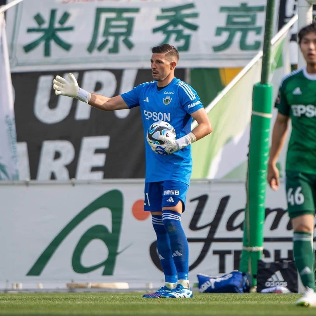 松本山雅FCさんのインスタグラム写真 - (松本山雅FCInstagram)「2023.11.5 Meiji Yasuda J3 League Matchweek 34 Matsumoto 1-0 Kitakyusyu #松本山雅fc #matsumotoyamaga #yamaga #onesoul #ビクトル」11月6日 10時08分 - matsumoto.yamagafc