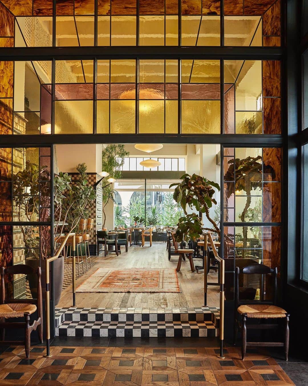 ケリーウェアスラーのインスタグラム：「TAPESTRY OF INFLUENCE Diverse elements, drawing from an array of styles, periods, materials, shapes, and scales, have been artfully woven together to form a seamless, distinctive whole at Caldo Verde @downtownlaproper XK」