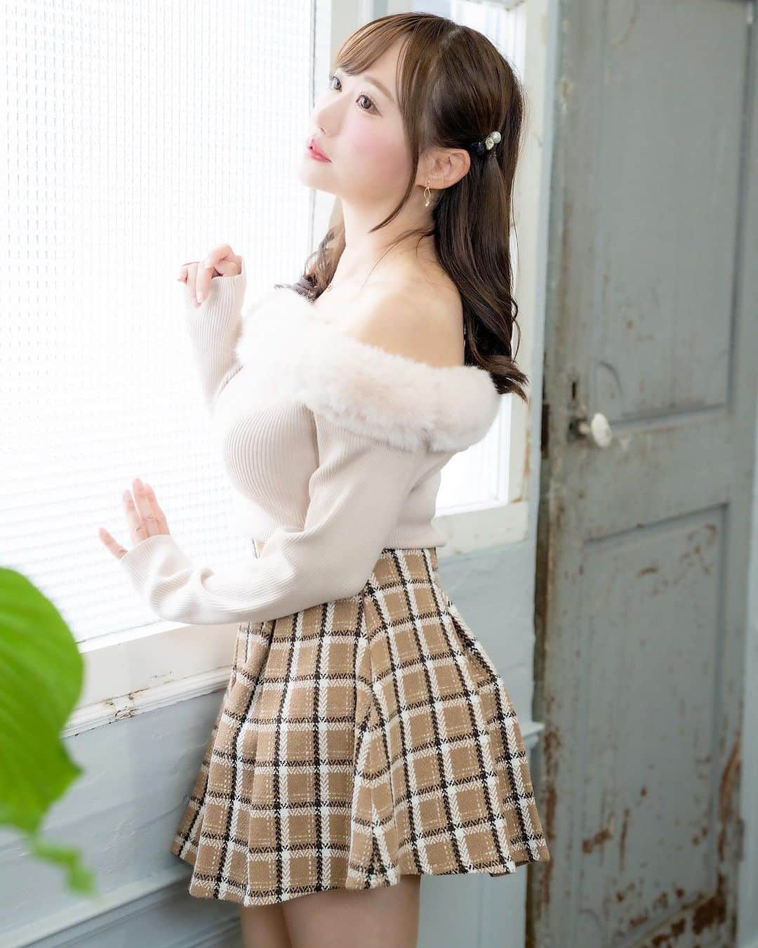 吉田麻衣子のインスタグラム：「昨日の撮影　studio pom tops @eimyistoire_official  skirt @darich_official   #gm #instafashion  #instafollow  #instalike #instagood  #instahappy  #model #gravure #eimy #eimyistoire  #darich  #shein #studio #studiopom #写真好きな人と繋がりたい  #ファインダー越しの私の世界  #エイミーイストワール  #ダーリッチ #撮影 #モデル #グラビア　 #スタジオポム #吉田麻衣子」