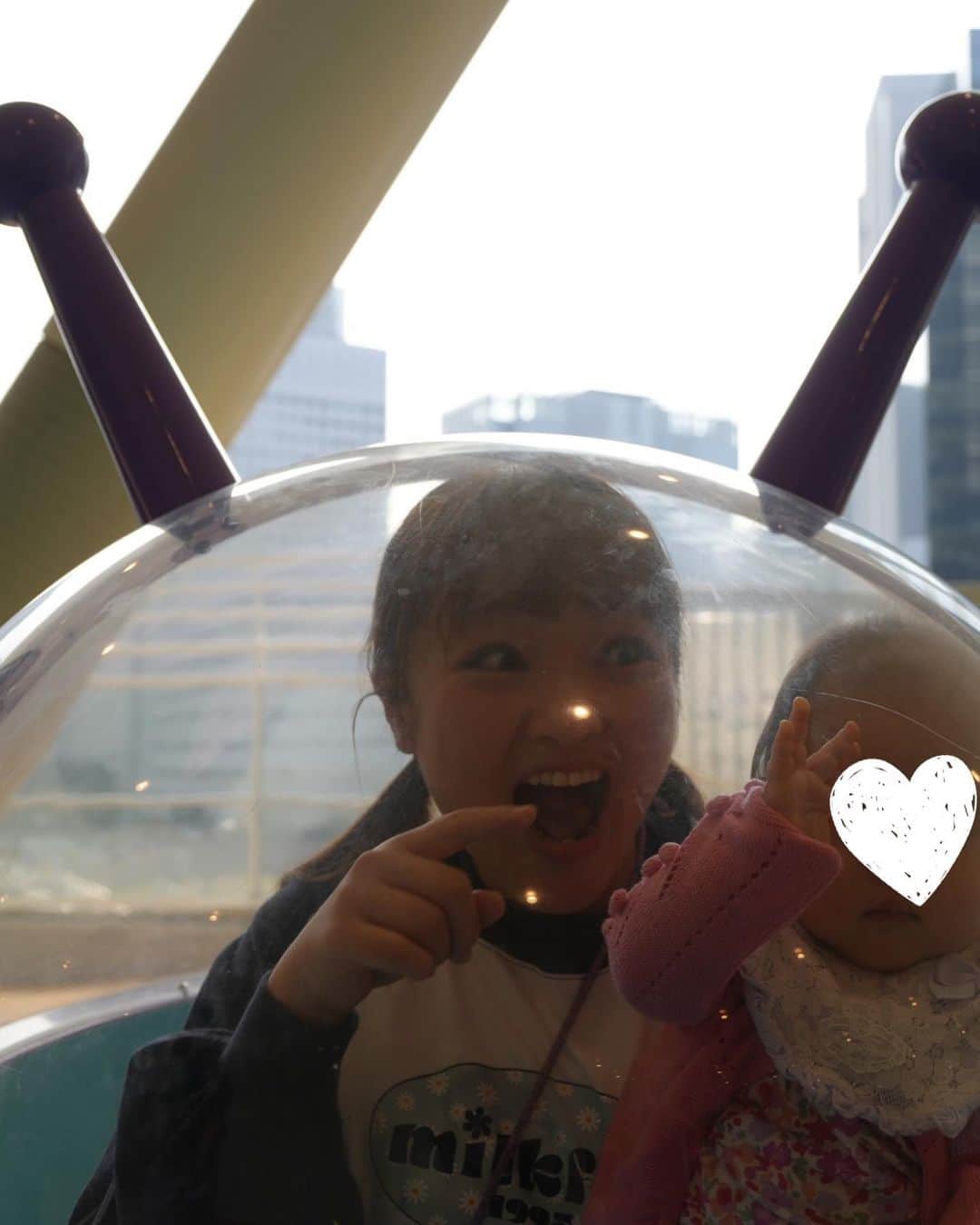 柳原可奈子さんのインスタグラム写真 - (柳原可奈子Instagram)「アンパンマンミュージアムに行ってきたよ〜❤️ (今回もスマホでサッと見せられる、デジタル障害者手帳「ミライロID」　@mirairo.official  がとても便利でした👏)  半年前、神戸のアンパンマンミュージアムで会ったアンパンマンはその大きさに⁉️ビックリしたのか泣いてしまった長女ですが、今回はなんと‼️握手できたよ‼️ 次女は目をまんまるにさせて見つめてたワ👀✨  施設内でもバギー移動にご配慮いただき、 大変楽しく遊ぶことができました❤️ ボタン押しや「オープン！」ブーム続行中なので、バギーのまま遊べるのが嬉しかったな〜✌️  🎶お歌のショーは子ども達以上に 私とパパが「アンパンマンさん尊い…」と感涙🤣笑 アンパンマンたいそうの歌詞素晴らしいよね〜😂‼️  大満喫のアンパンマンミュージアムの後は、 以前もしツアで食べに行って超美味しかった「水信フルーツパーラー」のサンドイッチをテイクアウトして帰りました😋💕 楽しい一日だったな〜‼️  🕊  長女のお洋服は上下ともインクルーシブキッズウェア　@ikou_official_ さんのもの 寝かせたままでも着脱しやすいよ😊 ロンTは夏の展示会で肌触りにウットリして💕届くの楽しみだったの❣️ 私は上下 @milkfedjp  靴はプチブランチでご紹介して以来毎日履いてる　#ワークマン　@workman_plus  の超軽量スニーカーよ💕  #昨日は　#カラオケバトル　#見てくれてありがとう  #緊張伝わってきてまた観ながら緊張w   #アンパンマンミュージアム　#こどもとおでかけ」11月6日 10時04分 - yanagihara_kanako_