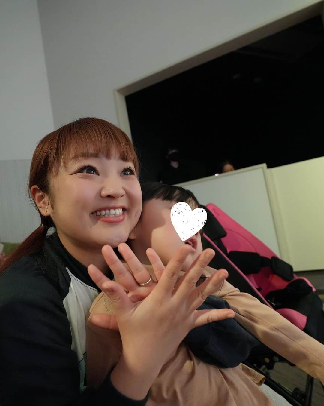 柳原可奈子さんのインスタグラム写真 - (柳原可奈子Instagram)「アンパンマンミュージアムに行ってきたよ〜❤️ (今回もスマホでサッと見せられる、デジタル障害者手帳「ミライロID」　@mirairo.official  がとても便利でした👏)  半年前、神戸のアンパンマンミュージアムで会ったアンパンマンはその大きさに⁉️ビックリしたのか泣いてしまった長女ですが、今回はなんと‼️握手できたよ‼️ 次女は目をまんまるにさせて見つめてたワ👀✨  施設内でもバギー移動にご配慮いただき、 大変楽しく遊ぶことができました❤️ ボタン押しや「オープン！」ブーム続行中なので、バギーのまま遊べるのが嬉しかったな〜✌️  🎶お歌のショーは子ども達以上に 私とパパが「アンパンマンさん尊い…」と感涙🤣笑 アンパンマンたいそうの歌詞素晴らしいよね〜😂‼️  大満喫のアンパンマンミュージアムの後は、 以前もしツアで食べに行って超美味しかった「水信フルーツパーラー」のサンドイッチをテイクアウトして帰りました😋💕 楽しい一日だったな〜‼️  🕊  長女のお洋服は上下ともインクルーシブキッズウェア　@ikou_official_ さんのもの 寝かせたままでも着脱しやすいよ😊 ロンTは夏の展示会で肌触りにウットリして💕届くの楽しみだったの❣️ 私は上下 @milkfedjp  靴はプチブランチでご紹介して以来毎日履いてる　#ワークマン　@workman_plus  の超軽量スニーカーよ💕  #昨日は　#カラオケバトル　#見てくれてありがとう  #緊張伝わってきてまた観ながら緊張w   #アンパンマンミュージアム　#こどもとおでかけ」11月6日 10時04分 - yanagihara_kanako_