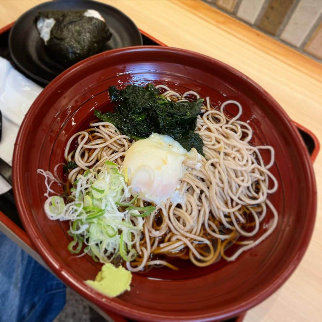 木村ひさしのインスタグラム：「最高のおっさんの朝ごはん。 箱根そば本陣(京王側)　冷やしおにぎりセット(明太子)＋温玉 京王側の本陣で、おにぎりの単品を買えないもやもや感。 #最高のおっさんの蕎麦  #2024チャレンジ第一弾」