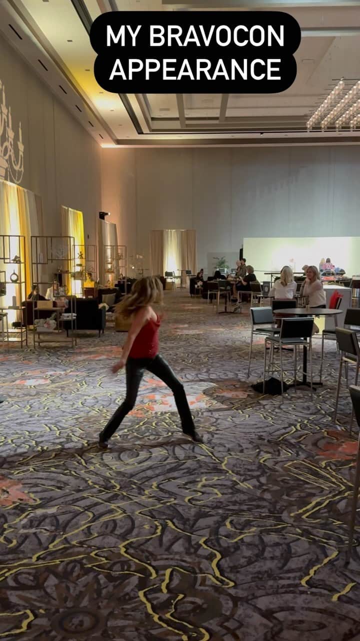 ヘザー・マクドナルドのインスタグラム：「So many people came! Thank you @bravoandy for booking me this weekend for interpretive dance! #bravocon #dance #comedy #juicyscoop #heathermcdonald #bravotv」