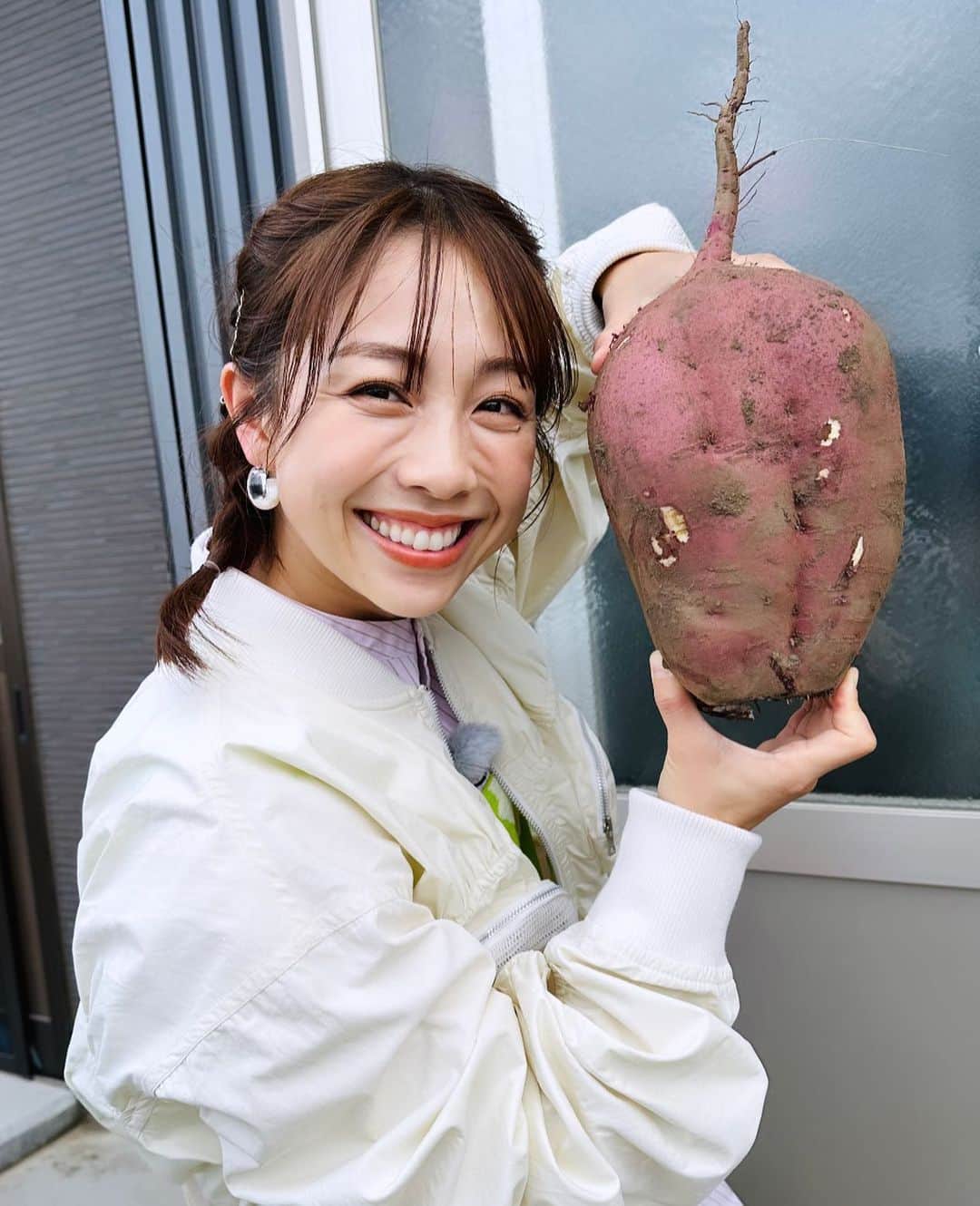 鈴木あきえのインスタグラム：「おはようございます☺︎  特番ロケで、朝から農家さんにお邪魔しております🍅  なんと！ 私の顔よりも大きいBIGさつまいもに出逢いました〜🍠  こう見ると、輪郭が似てるような気も…笑  ちなみに… 前乗りでしたが、 今朝は無事に子供達登園できたみたいです👦🏻👧🏻  写真で送られてきた 初・夫作の幼稚園お弁当は 意外にも茶色くなく、美味しそうだったので またいつでもお弁当当番交代してもらえることが判明した月曜日の朝でした🍙笑」