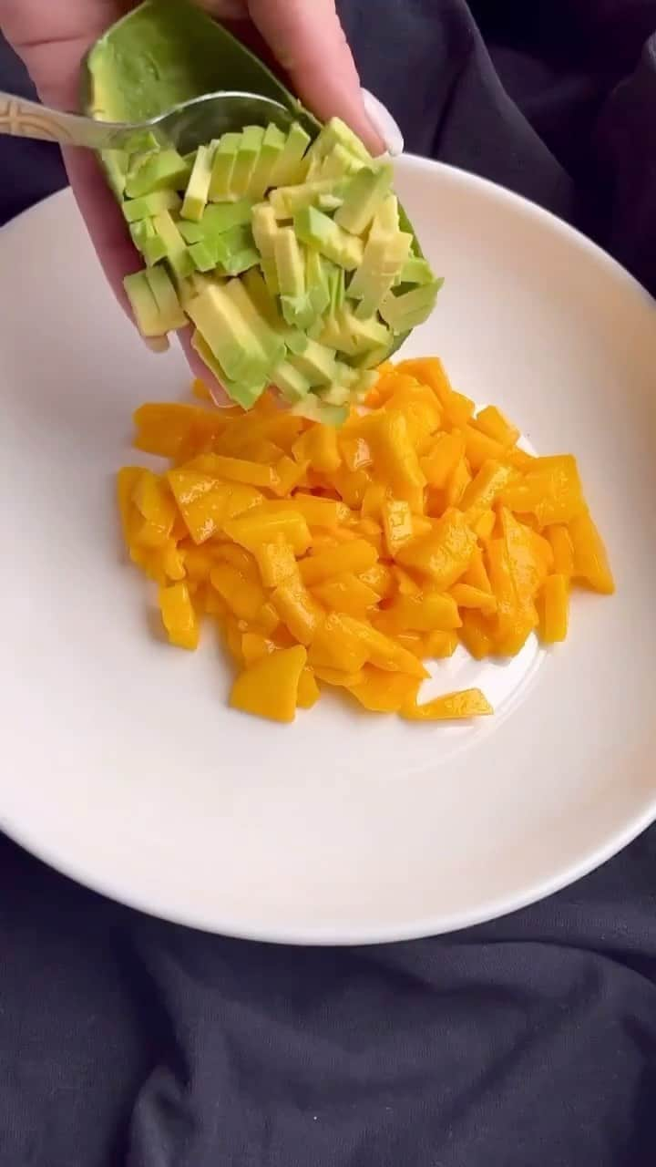 Sharing Healthy Snack Ideasのインスタグラム：「Mango Salsa 🥑 🍅 By @ttusik    #salsa #mango #easyrecipes」