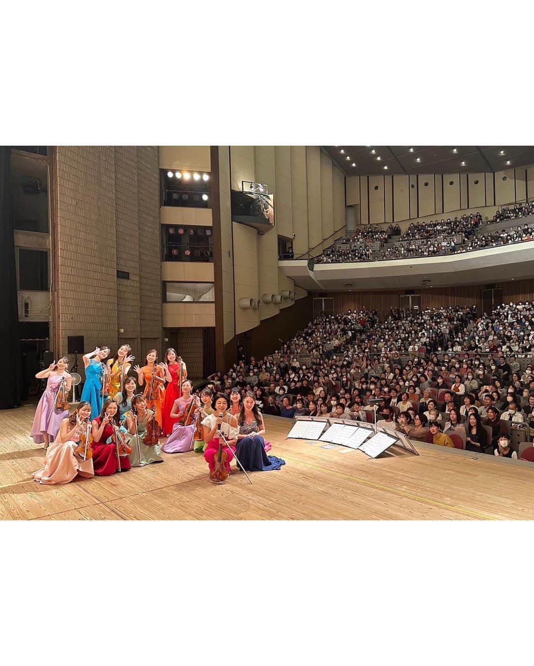 高嶋ちさ子さんのインスタグラム写真 - (高嶋ちさ子Instagram)「愛媛公演  テンション高めのお客様がいっぱいで、ありがとうございました ケータリングには、話題のじゃこ天ちゃんがありました〜 そして、段ボールいっぱいのおみかん🍊🍊ありがとうございます さすが愛媛です。 今日は名古屋行ってきます」11月6日 10時23分 - chisakotakashima