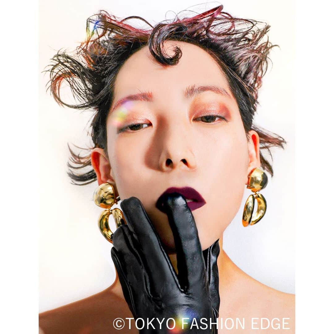 東京ファッションエッジ／プロフェッショナル東京さんのインスタグラム写真 - (東京ファッションエッジ／プロフェッショナル東京Instagram)「#ファッションエッジ 59号　好評発売中！  作品の一部をご紹介。  「ジェンダーレス」 音楽を聴いて楽しみ、ふとした瞬間に見える儚さと強さがある女性像を表現。  Hair：水舟勝己 ／ NARVIS @katsu.cut_narvis  公式オンラインストアでは、クレジットカード、アマゾンpay、コンビニ決済、キャリア決済など、お支払いも便利でスムーズ😄 お買い求めはプロフィール欄のリンクまで🔍  ---------------------------------------------------- #東京ファッションエッジ　#tokyofashionedge #profeshionaltokyo #クリエイティブヘア#creative #クリエイティブヘアスタイリスト #creativehairstylist #hair #ヘアスタイル#hairstyle #ヘアカラー #haircolor #メイク #make #makeup #ファッション#fashion #美容師 #ヘアスタイリスト#hairstylist#hairstylistjapan #美容学生#modermsalon#colorsync#hairtransformation#hairinspo#hairofinstagram #美容学生と繋がりたい#fashionista」11月6日 10時29分 - tokyo_fashionedge_pro