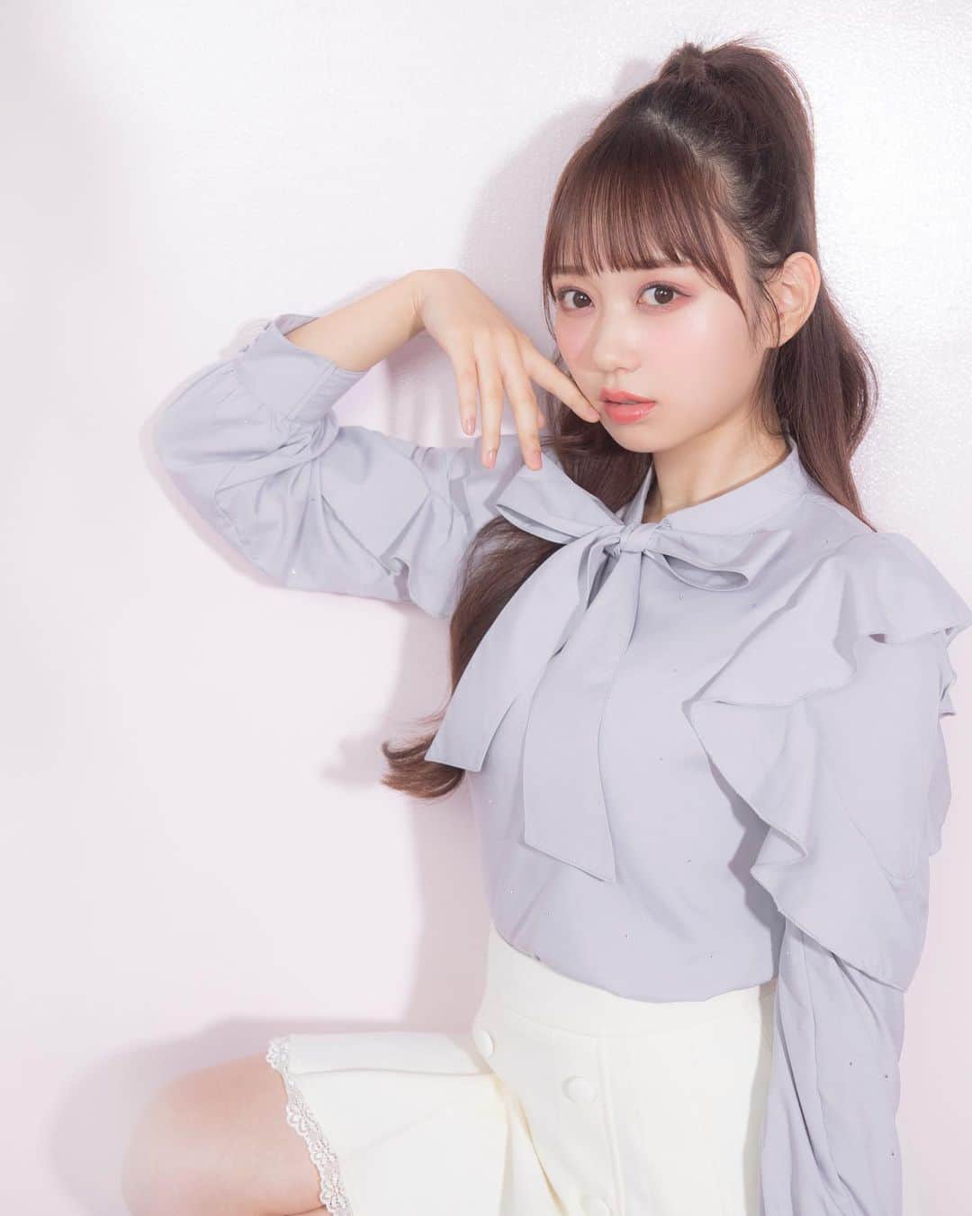 evelynのインスタグラム：「AKB48 大盛真歩さんが着るevelyn冬コレクション♡ ㅤㅤㅤㅤㅤㅤㅤㅤㅤㅤㅤㅤㅤ \ 11月中旬ごろ入荷予定 / #ラインストーンリボンBS ¥7,400 【OW/IGY/BK】 ㅤㅤㅤㅤㅤㅤㅤㅤㅤㅤㅤㅤㅤ #evelyn #エブリン」