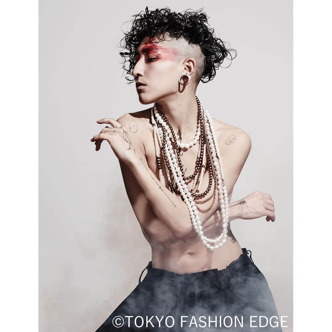 東京ファッションエッジ／プロフェッショナル東京のインスタグラム：「#ファッションエッジ 59号　好評発売中！  作品の一部をご紹介。  「duality」 攻めた刈り上げに赤のラインメイク、黒のワイドパンツで男性的に。ジェンダーの垣根を超えた作品を表現。  Hair：土佐将之 ／ TALISE @talise_totty  公式オンラインストアでは、クレジットカード、アマゾンpay、コンビニ決済、キャリア決済など、お支払いも便利でスムーズ😄 お買い求めはプロフィール欄のリンクまで🔍  ---------------------------------------------------- #東京ファッションエッジ　#tokyofashionedge #profeshionaltokyo #クリエイティブヘア#creative #クリエイティブヘアスタイリスト #creativehairstylist #hair #ヘアスタイル#hairstyle #ヘアカラー #haircolor #メイク #make #makeup #ファッション#fashion #美容師 #ヘアスタイリスト#hairstylist#hairstylistjapan #美容学生#modermsalon#colorsync#hairtransformation#hairinspo#hairofinstagram #美容学生と繋がりたい#fashionista」